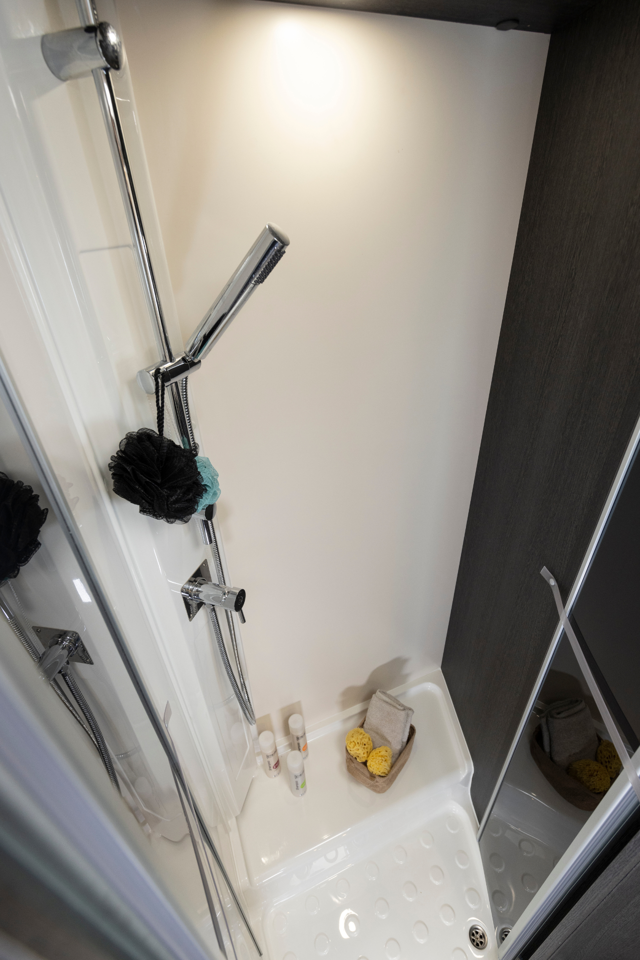 Jura Motorhome - Rollerteam Zefiro 685 - Internal 10.png