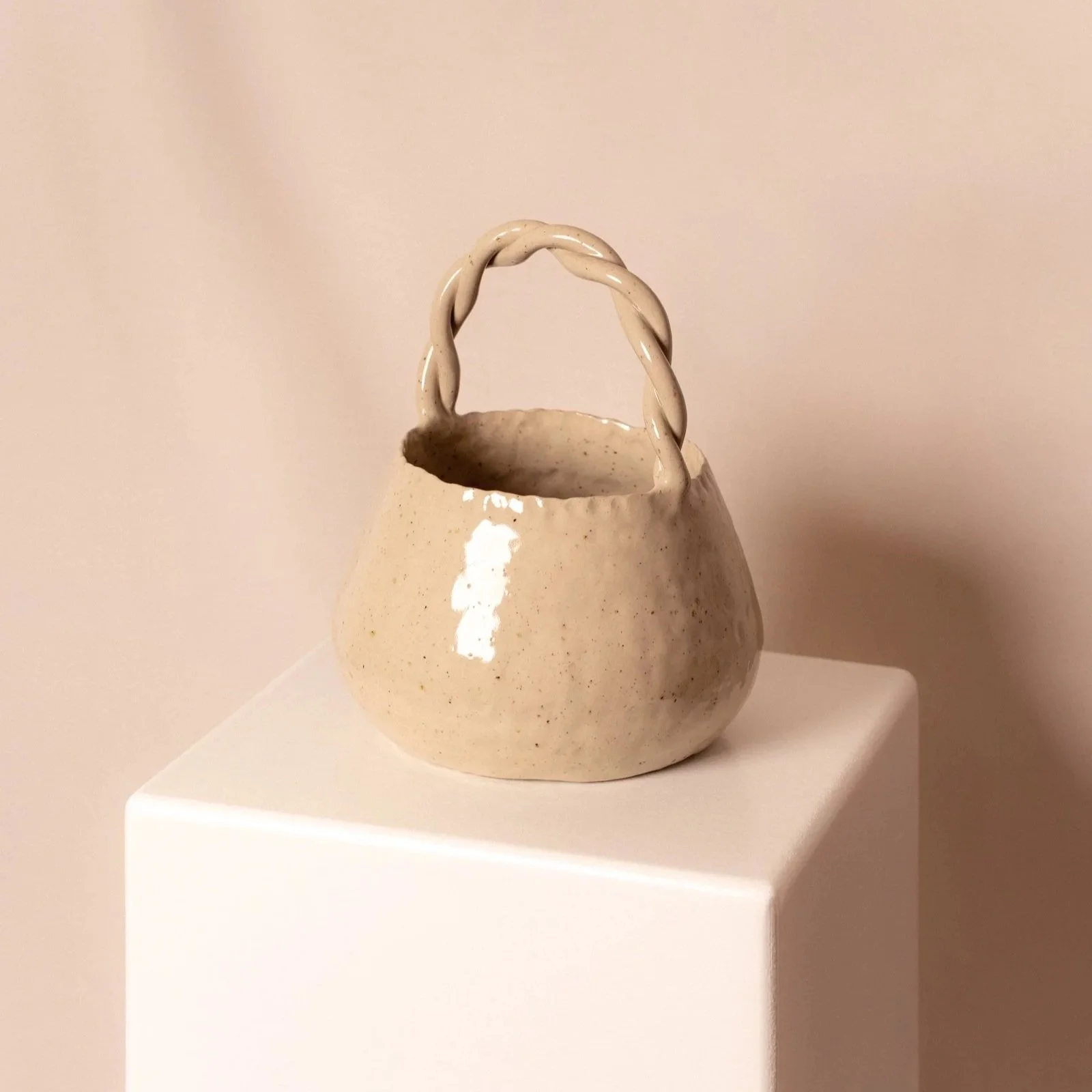 Panier et corbeille à fruits, bougeoir, vase en céramique fabriqués à la main par Marguerite Porche