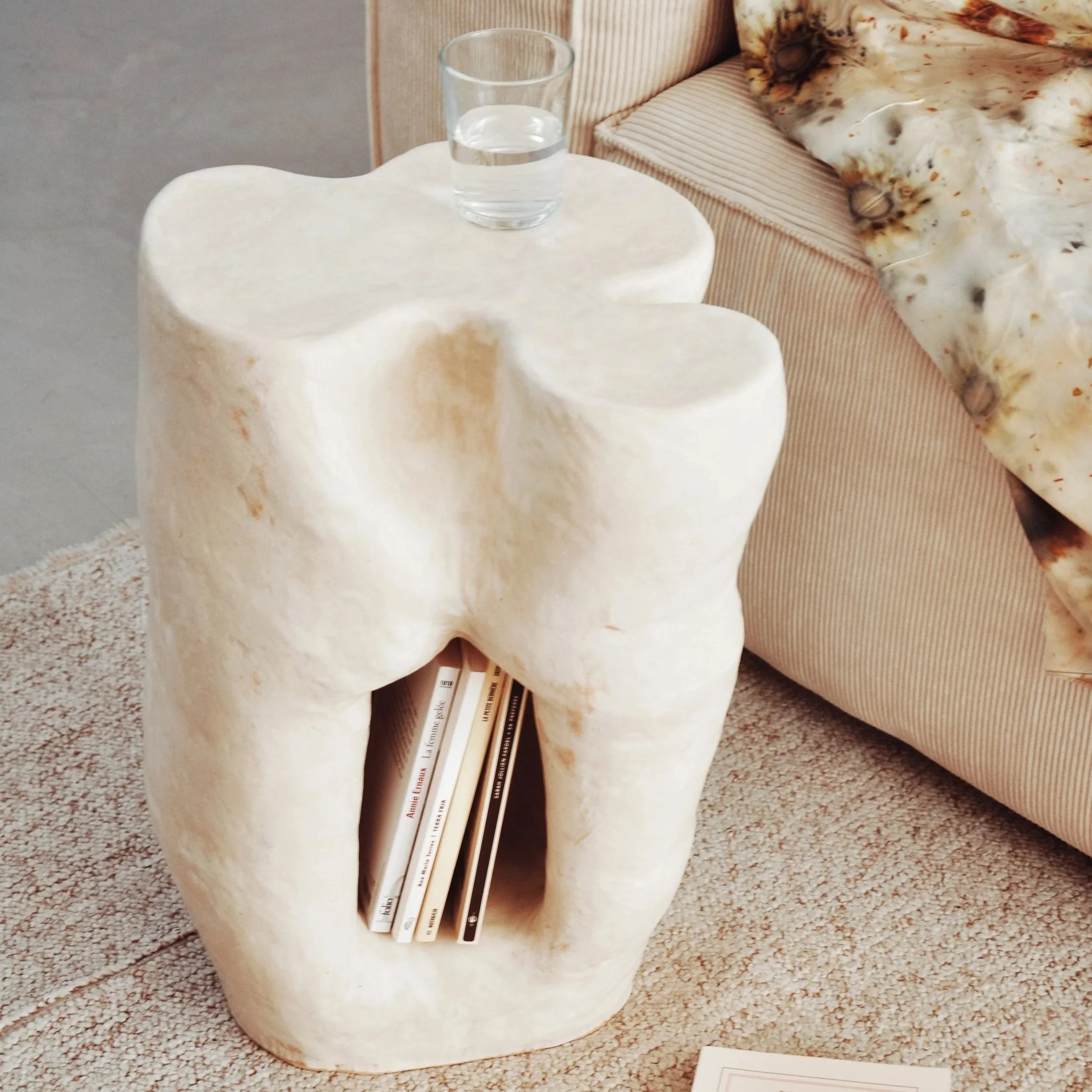 Table d'appoint ou table de chevet en grès et émail blanc fabriqué à Lyon (France)