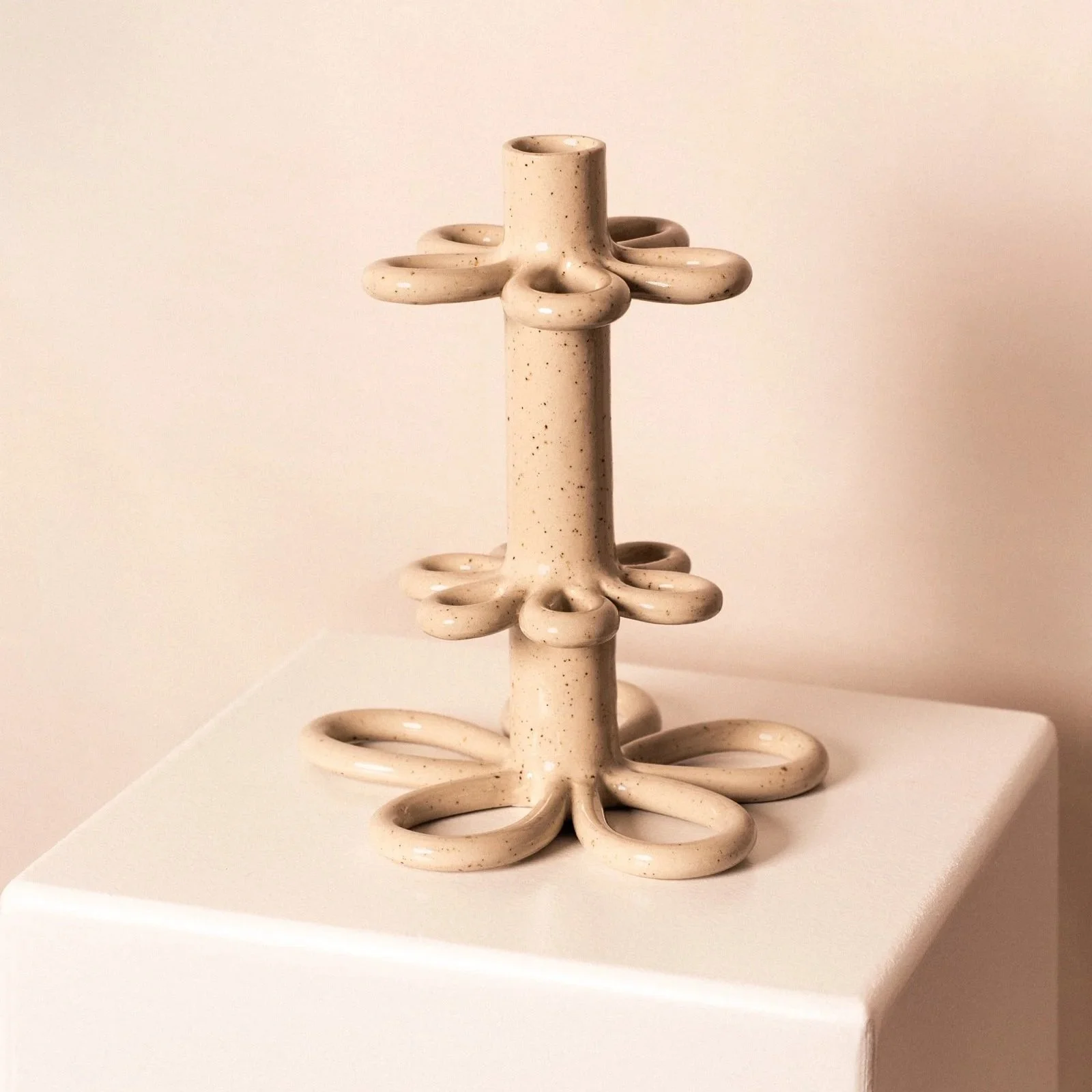Bougeoirs orné de 3 fleurs fabriqué en grès blanc pyrité par Marguerite Porche à Lyon