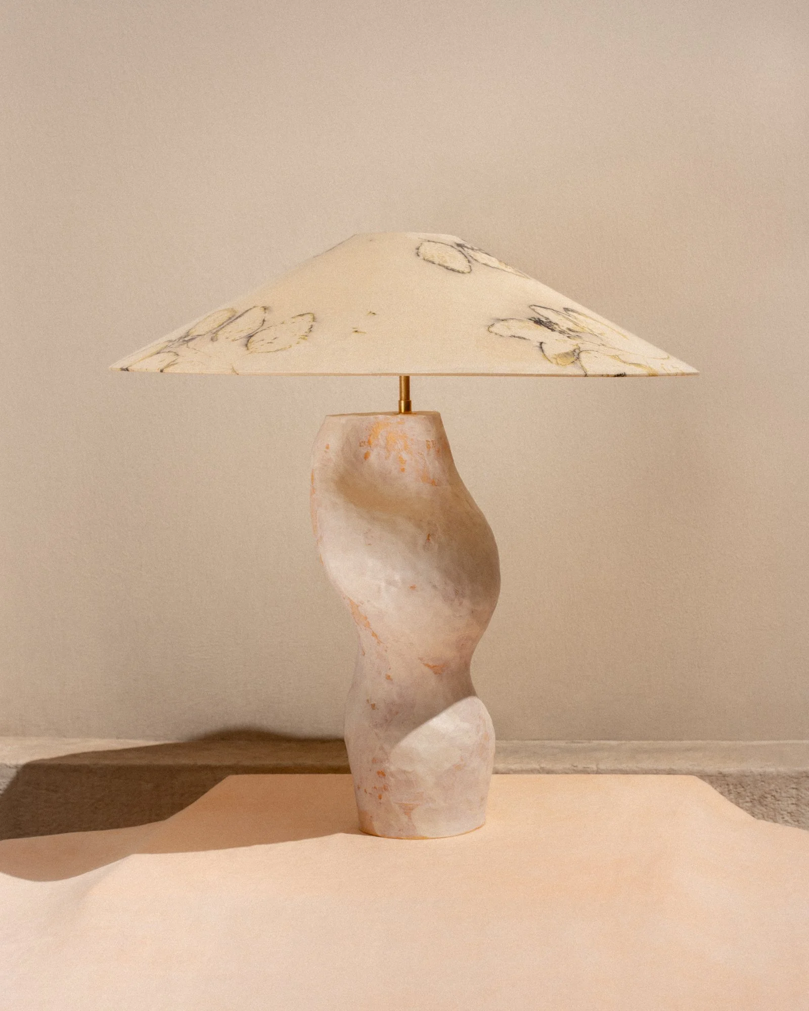 Lampe organique avec abat-jour en soie teint à la main à l'aide de végétaux.