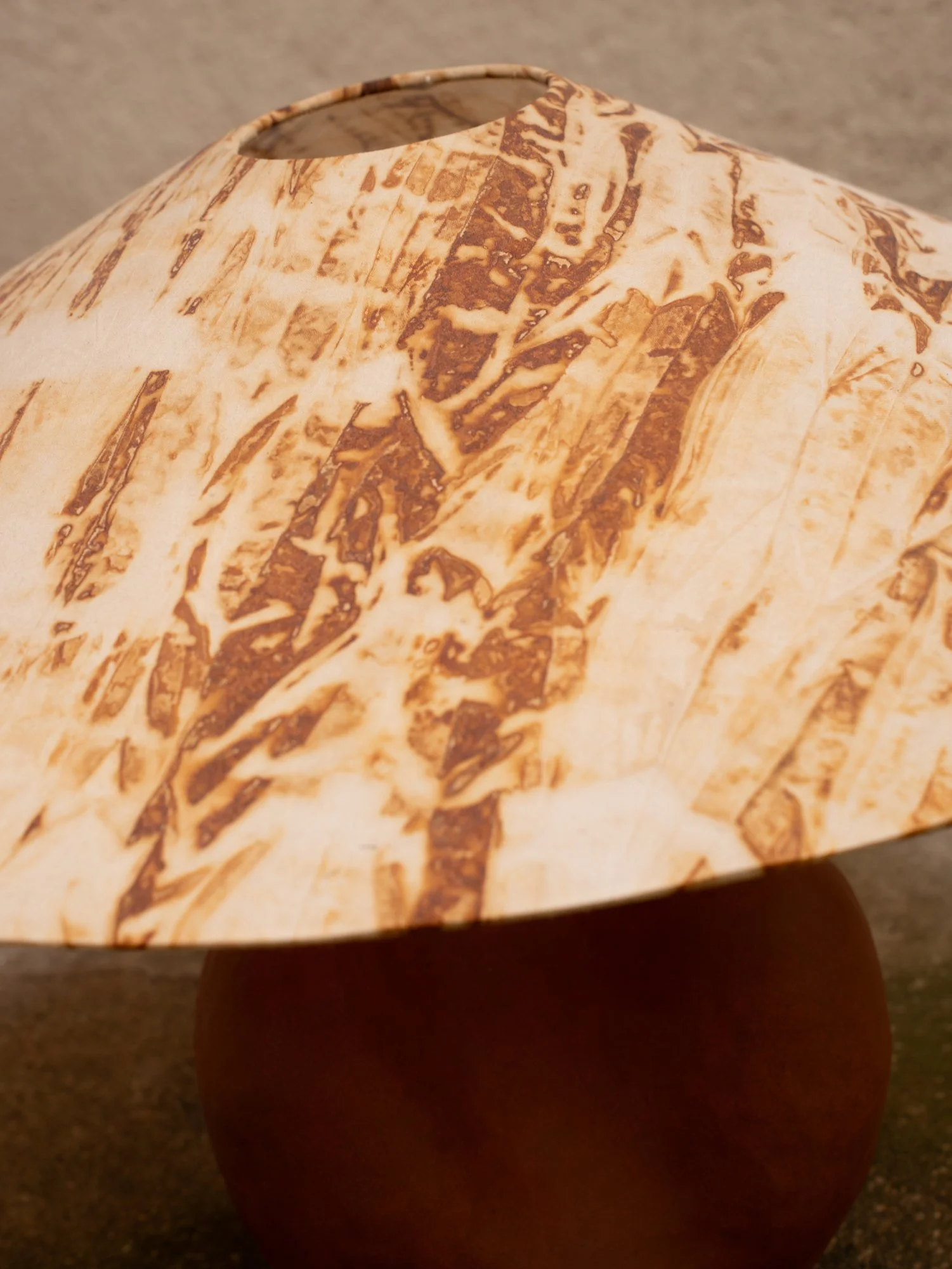 Lampe en grès rouge et abat-jour en soie teint à la rouille