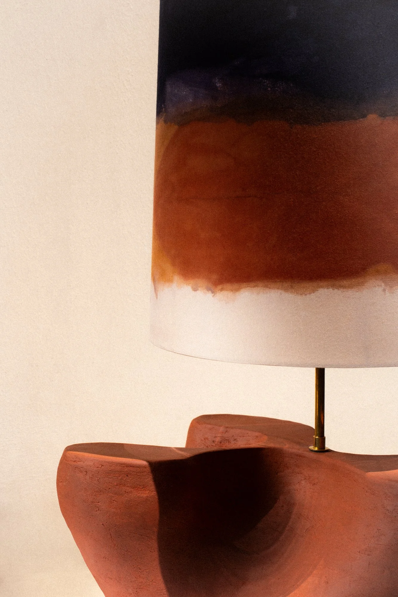 Lampe à poser au sol fabriquée à la main en grès rouge. Abat-jour réalisé en soie et teint végétalement par Sandrina Rocha.