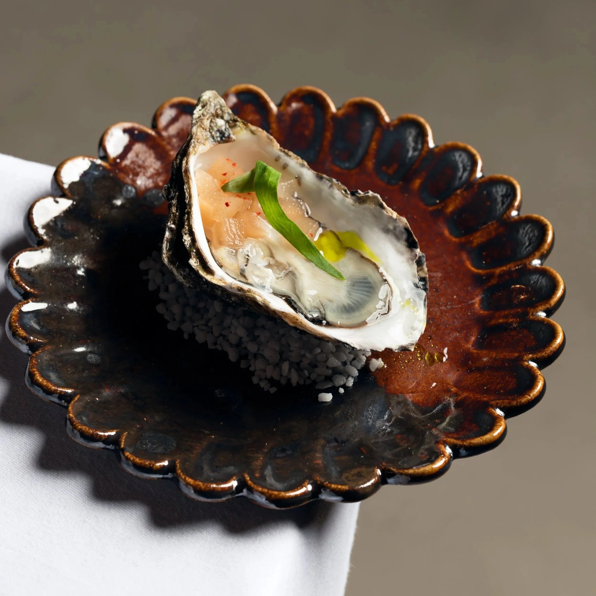 Petite assiette dentelée fabriquée à la main en France. Chaque réalisation est unique.