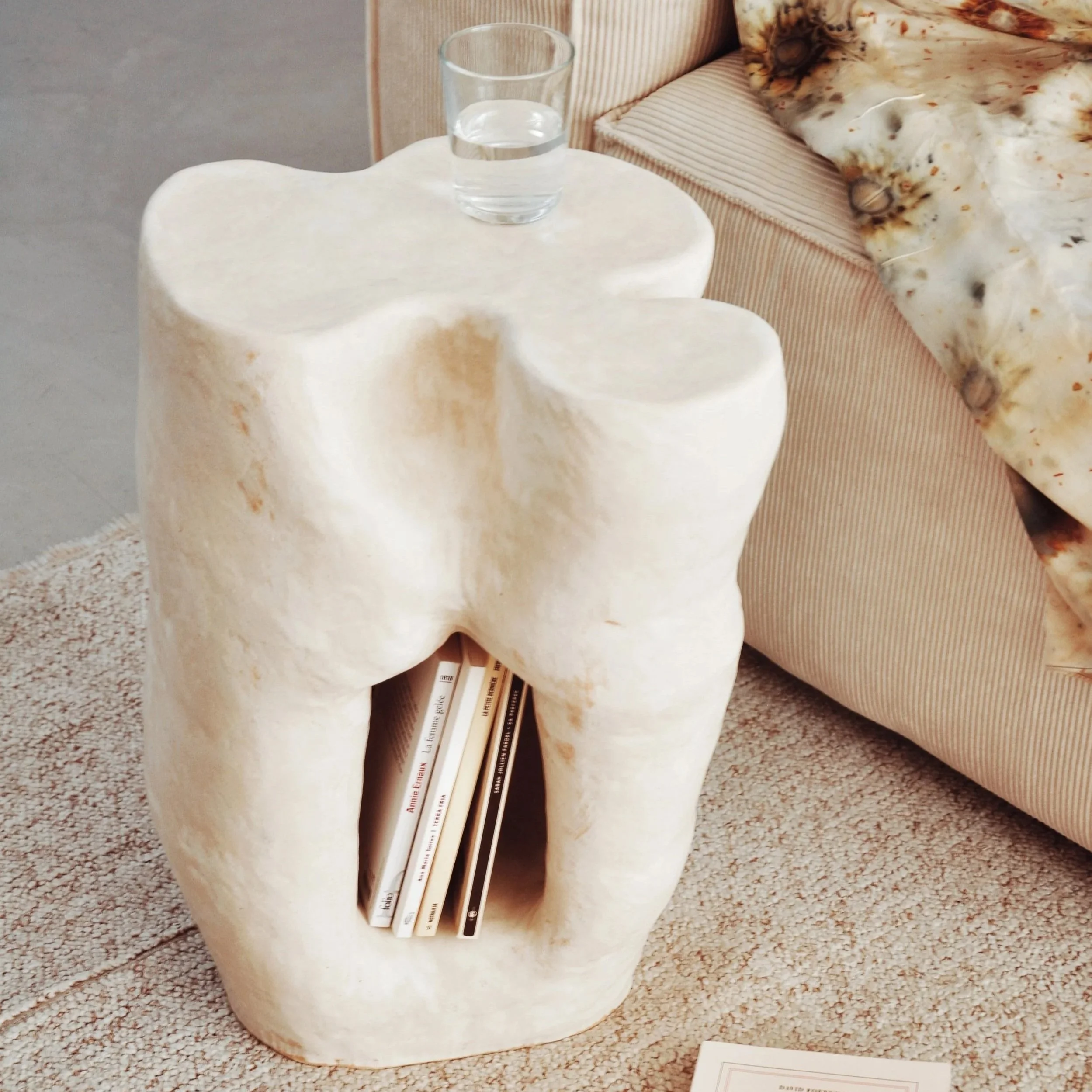 Table basse, table d'appoint, banc en céramique et verre ou plateau en bois massif de Collectible Design