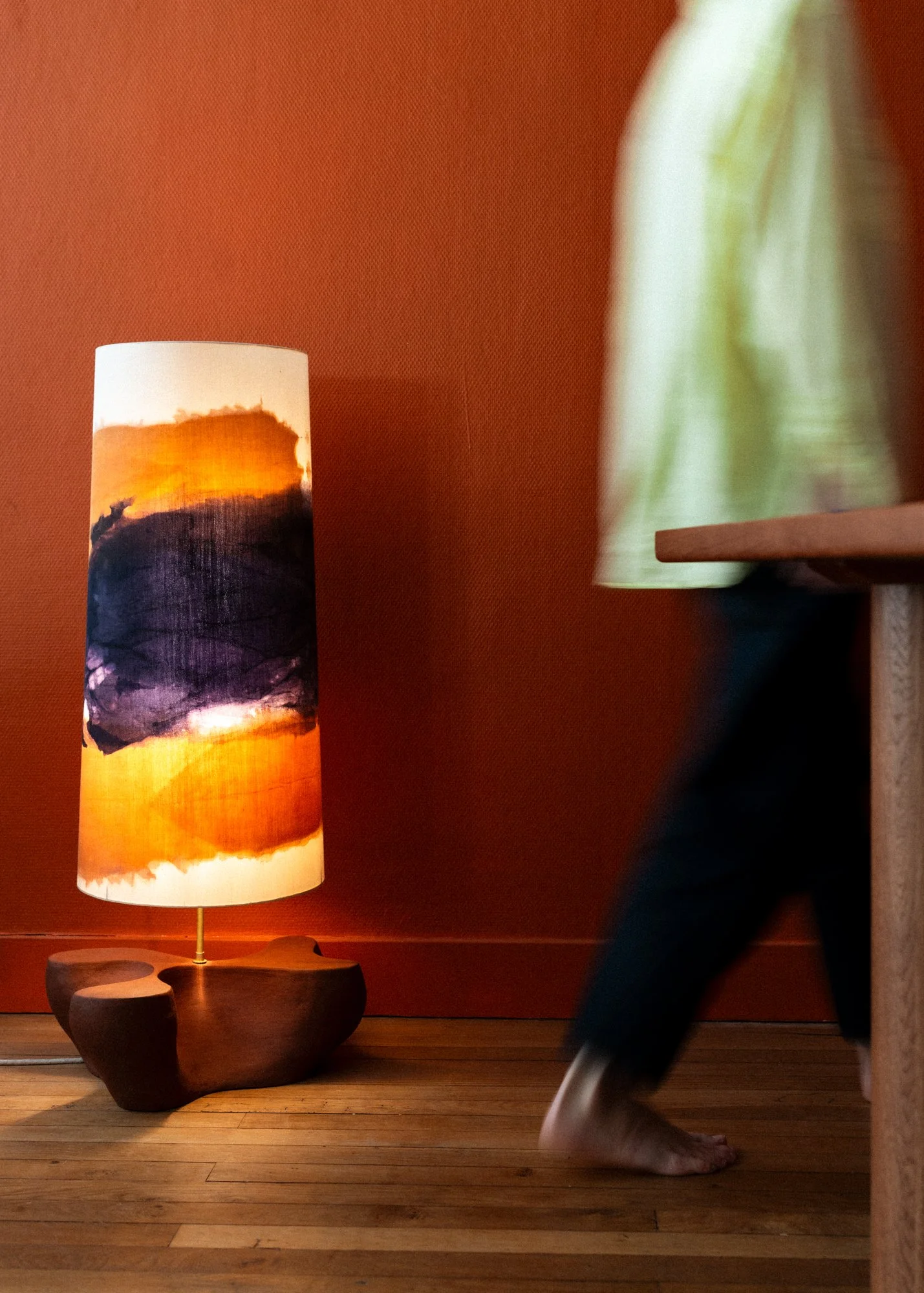 Lampe à poser au sol avec pied en grès rouge et abat-jour en soie teint à la main. Pièce unique de collection.