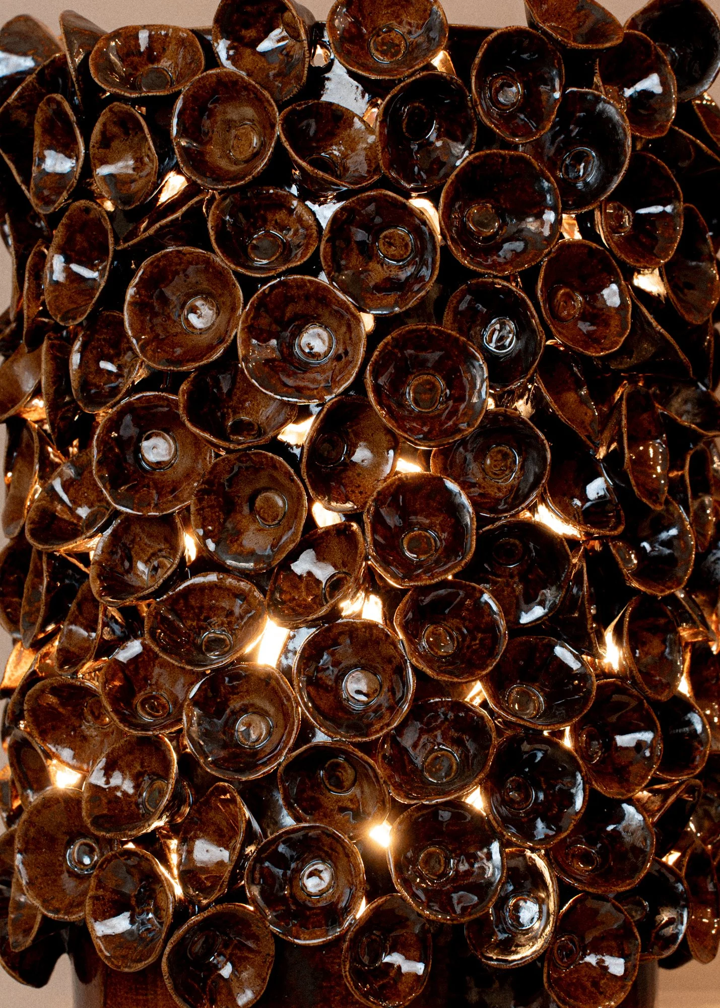 Lampe fabriquée artisanalement en grès. Pièce unique de collectible design.