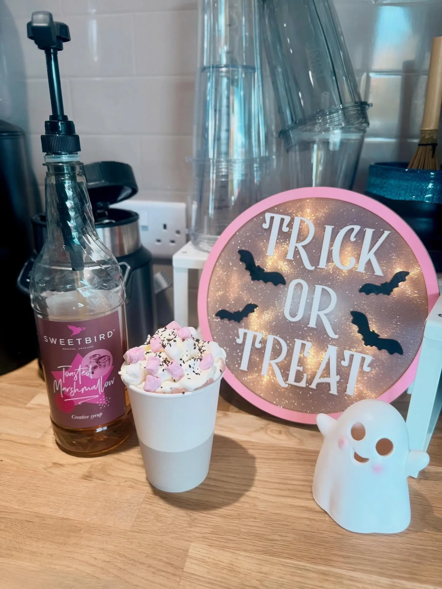 Glourious spooky drinks on a rainy day like today👻🤍

#toastedmarshmallow #matcha #ghosts #spookycute