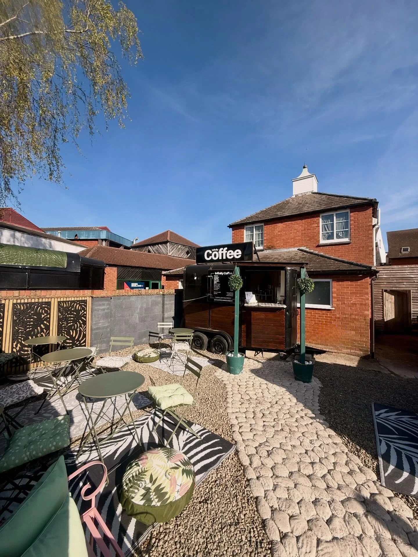 I guess it&rsquo;s the perfect time to come along, grab a drink and join us @infinitycoffee.leo outside once again🌞🌸

#outsideseating #coffeedates