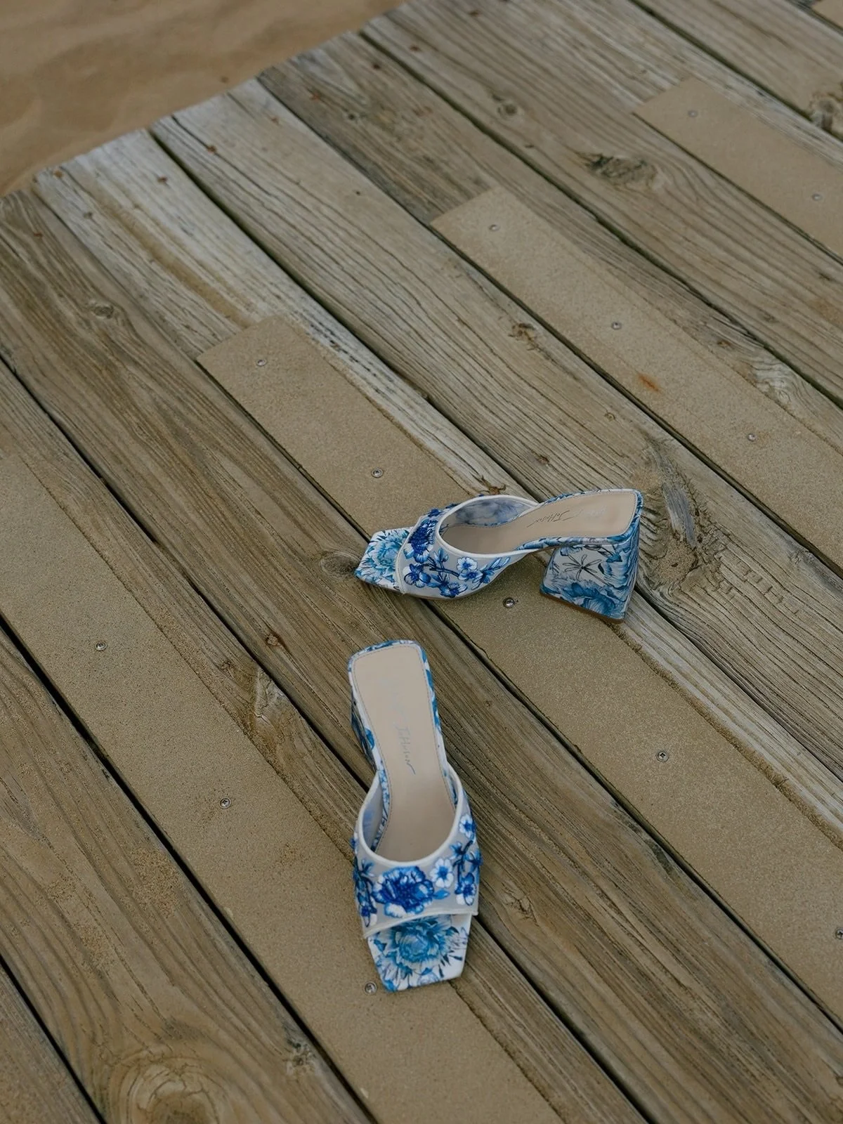 Signs that you&rsquo;re having fun...Heels off 🙌
⠀⠀⠀⠀⠀⠀⠀⠀⠀
Our couples love to kick off their shoes and enjoy golden hour on our private beach. The perfect place for photos 🌅
⠀⠀⠀⠀⠀⠀⠀⠀⠀
Photographer: @madi.pere
⠀⠀⠀⠀⠀⠀⠀⠀⠀
📍 CBF Events, beachfront we