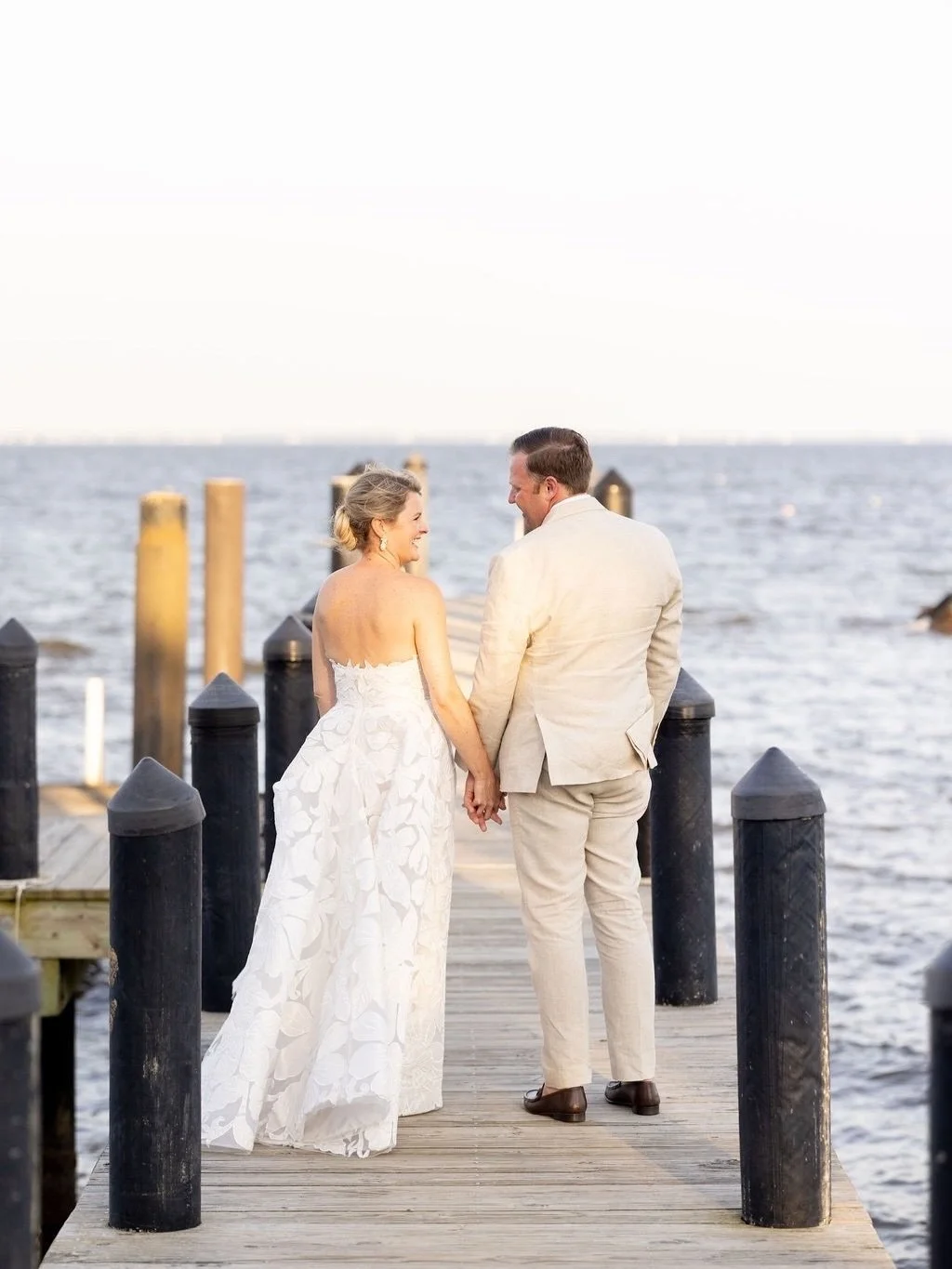 Walk down the aisle, then walk down the dock 😊️ Some of our favorite photos are always on our private dock! The perfect location for golden hour...Or as we like to call it, blue hour 💙
⠀⠀⠀⠀⠀⠀⠀⠀⠀
Photographer: @katefineart