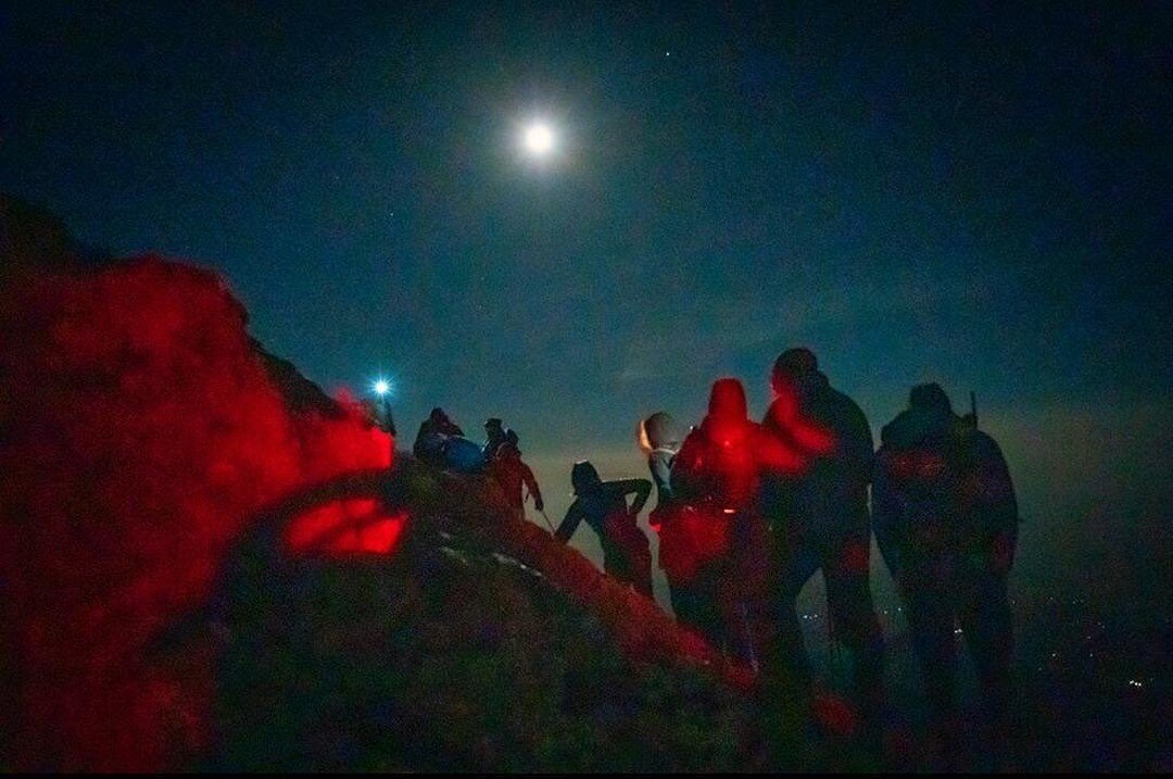 السماء صافية و القمر مكتمل و الفريق متحمس جداً للوصول إلى القمة 🙏🏼
It&rsquo;s a full moon and the sky is clear, the team is so excited to finally reach the summit at midnight tonight 🙏🏼
#mostafasalameh #followyourdreams 
@andrea_giuliano_design @