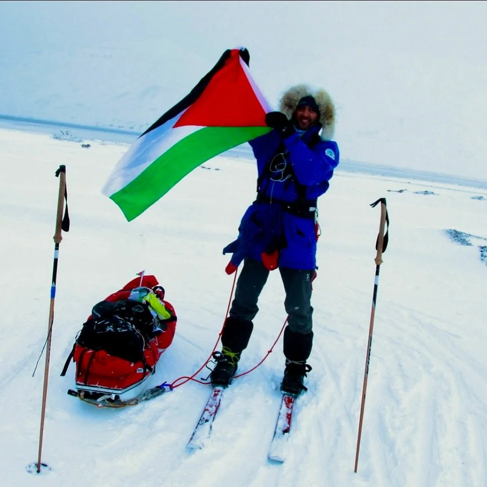 شهرين مرّوا على منطقتنا بلا مطر،الأرض عطشى، الزيتون ينتظر غسلة السماء، والناس تنظر للغيوم كأنها بشارة حياة.
واليوم، عندما نزل المطر أخيرًا، عاد النسيم يحمل رائحة الأرض، وعاد الزيتون يلمع كأنه يستعدّ لموسم جديد.

لكن في غزة العزة، المطر الذي ننتظره نح