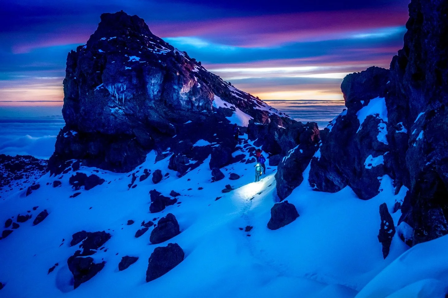 في كل مرة يسألني أحد: &ldquo;ليش بتتسلق الجبال؟&rdquo;
أبتسم&hellip; لأن الجواب الحقيقي مش عن الارتفاع، ولا عن الصورة فوق القمة، ولا عن المجد.

الجبال ما بتمتحن عضلاتنا&hellip;
الجبال بتمتحن نوايانا.

قبل أي صعود، اسأل نفسك:
لماذا أتسلق؟
هل هو شغف؟ ح