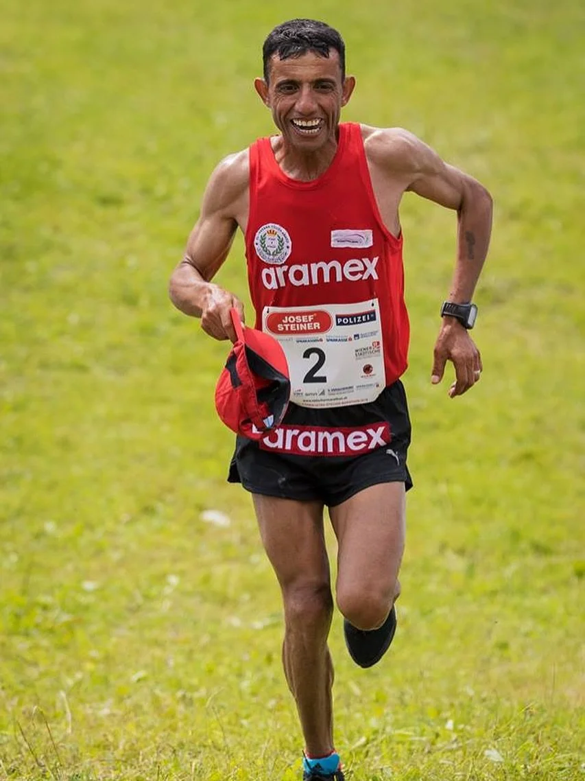 التقينا لأول مرة عام 2005، ومنذ تلك اللحظة عرفت أنني أمام رجلٍ مختلف. رجلٌ خُلق ليجري، ليكسر المستحيل، وليُثبت أن الإرادة حين تُولد في قلب أردني، فإنها تهزم الرمل والحجر والزمن.

سلامة، المولود في 12 فبراير 1970، ابن الأردن الأصيل، وابن كل مدينةٍ فيه