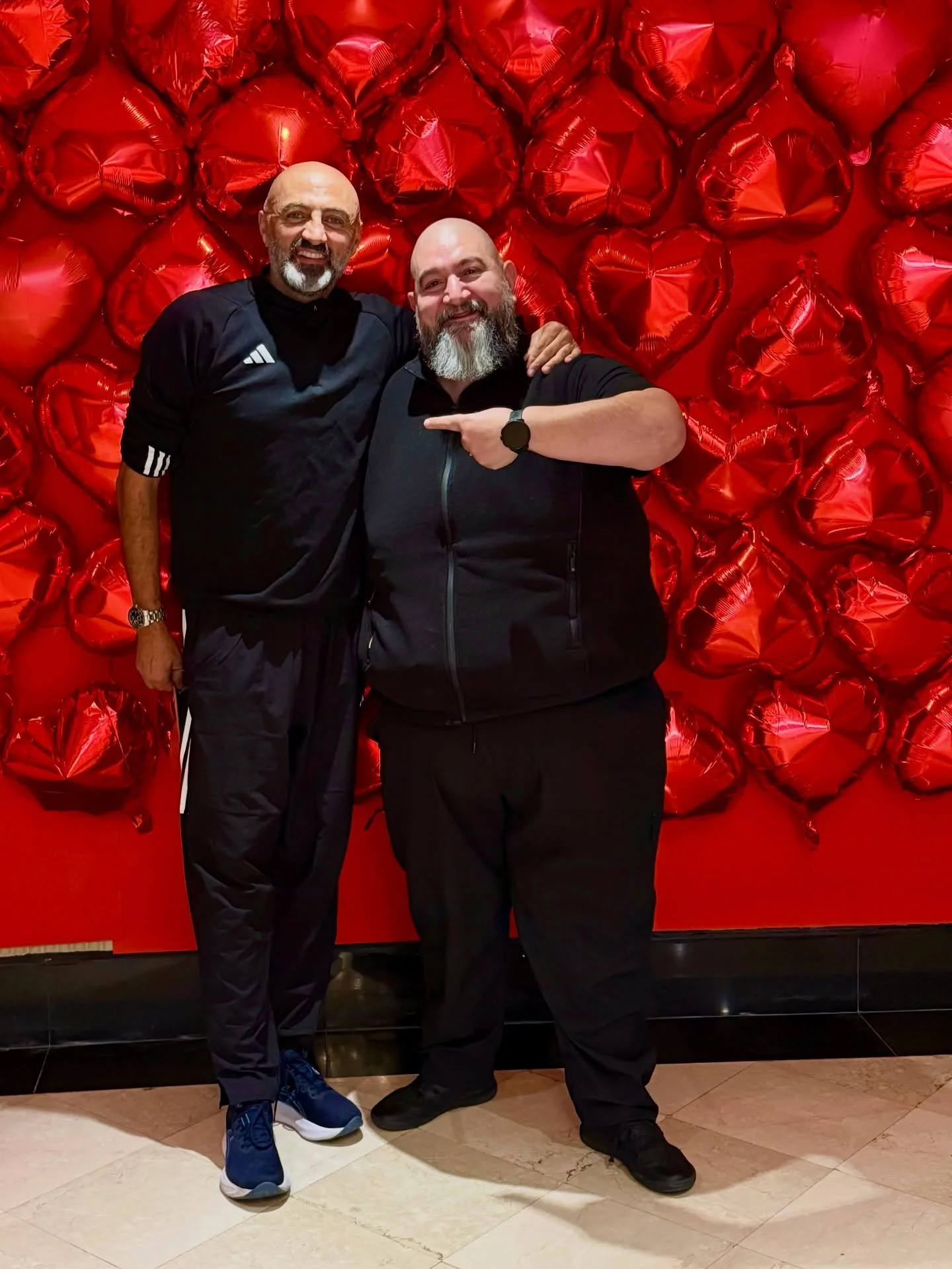 بعض الناس يتسلقون الجبال&hellip; وبعضهم يصبح جبلاً في صموده.

عندما التقيت حنّا خوري لأول مرة، كان وزنه 239 كغ. لكن ما رأيته لم يكن رقمًا بل رأيت إنسانًا بروحٍ لا تنكسر، وعقلاً قادرًا على إعادة كتابة قصته من جديد.

في عام 2014، وقفنا معًا على سفوح كل