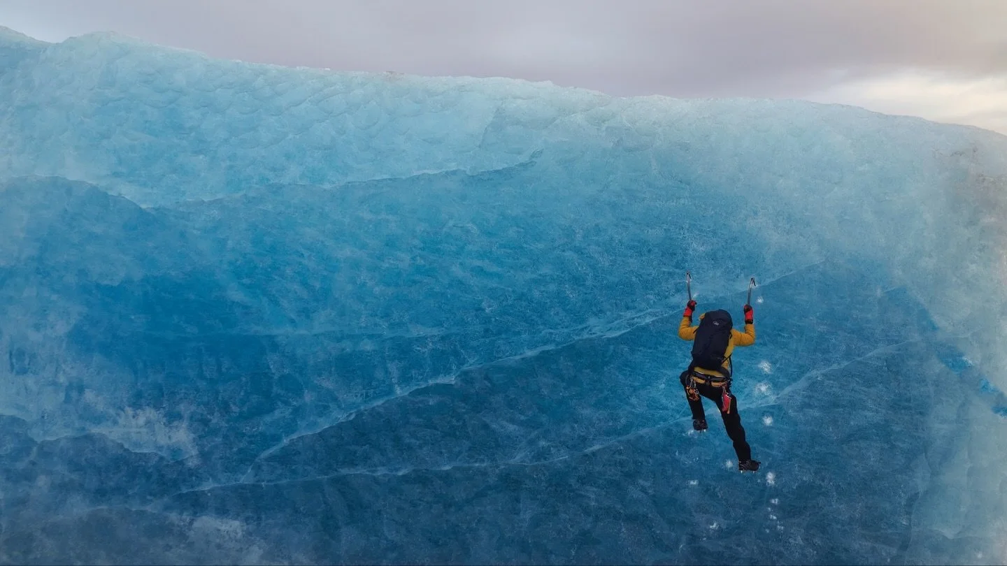 في حضرة الجليد، حيث الأزرق ليس لونًا بل سرًّا، وحيث الريح تسبّح باسم الخالق فيأذن الجبل&hellip;

كنت أطرق الجليد بفأسي،
وكأنني أطرق بابًا في السماء.

كل ضربة كانت ذكرًا، كل خطوة كانت دعاء، وكل نَفَس كان أمانة.

لم أكن وحدي. كنت أحمل في حقيبتي ما هو أ