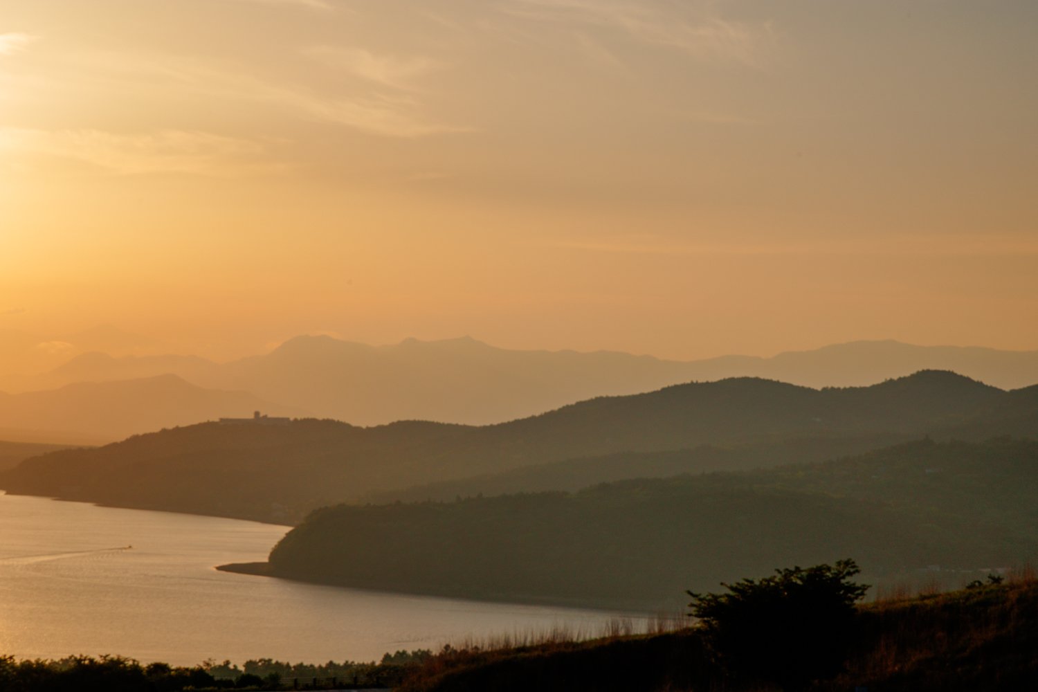 Lake-Yamanaka_and-Nearby-Hills.JPG