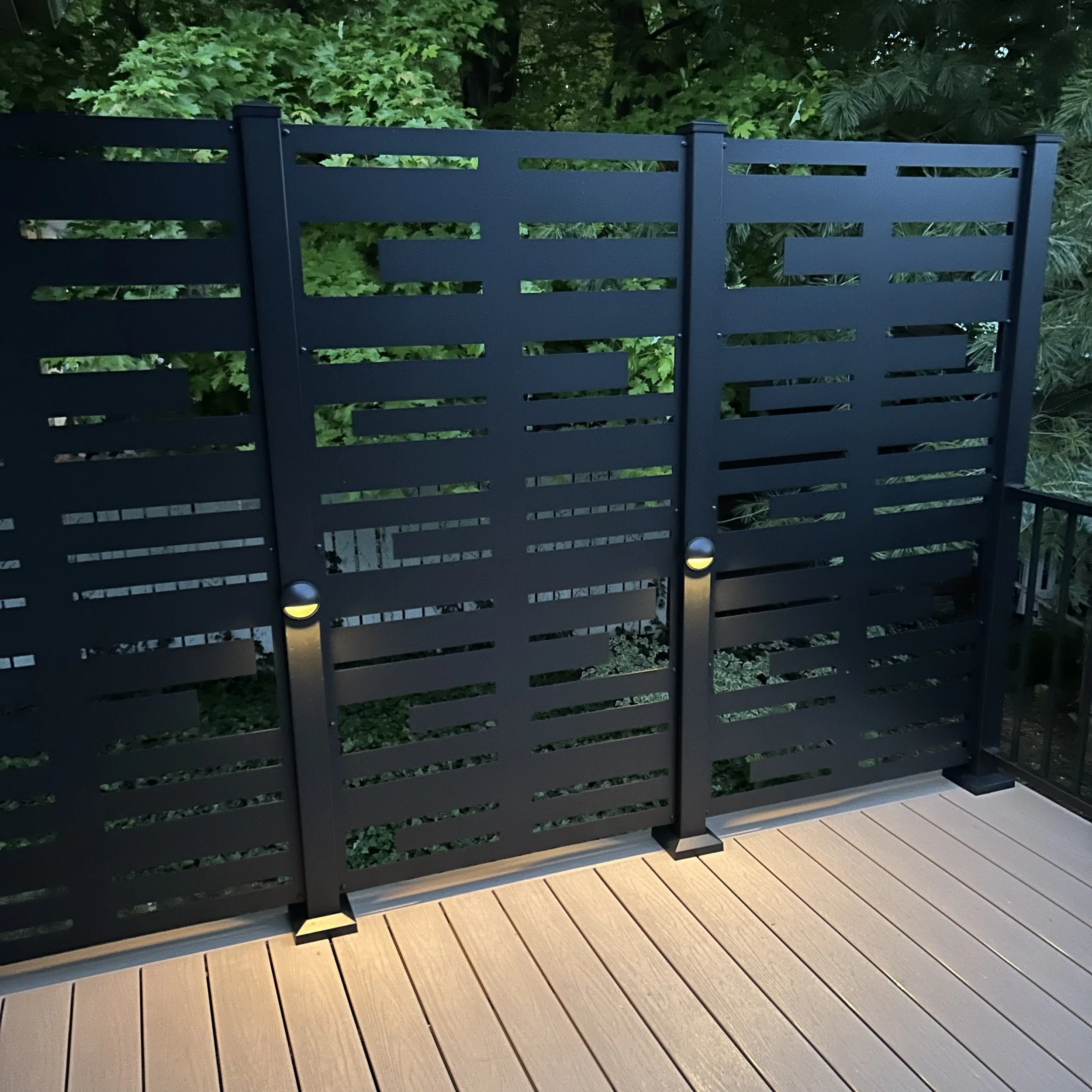 Modern privacy wall using Sunbelly Privacy Screens