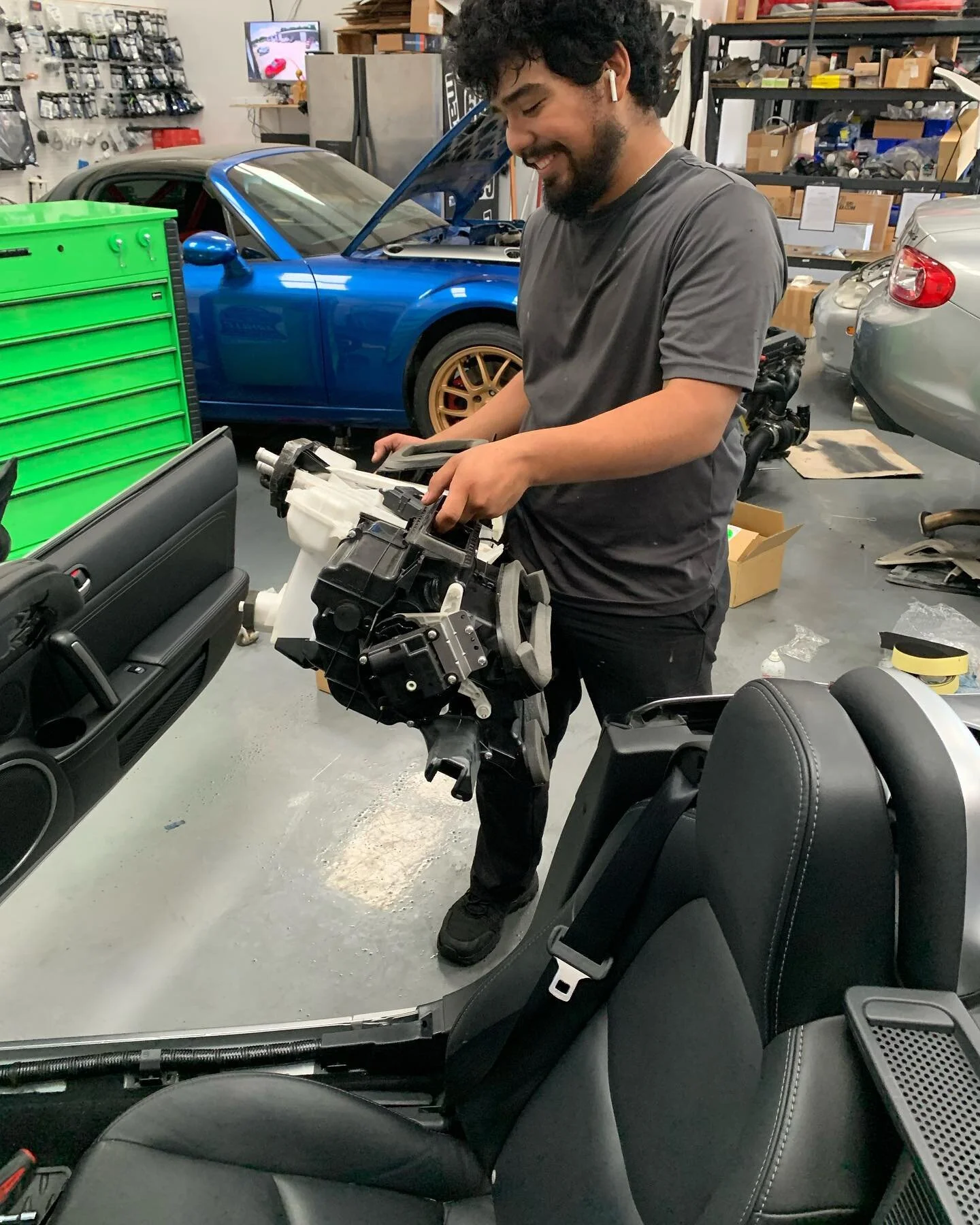 @_alanpmk6 putting the HVAC assembly back into this #NCmiata with the new evaporator core and associated parts. #arhindrichsllc #houston #texas #cypresstexas #thatmiatashop #houstonmiataclub #houstonmiatagroup #racecar #acfix