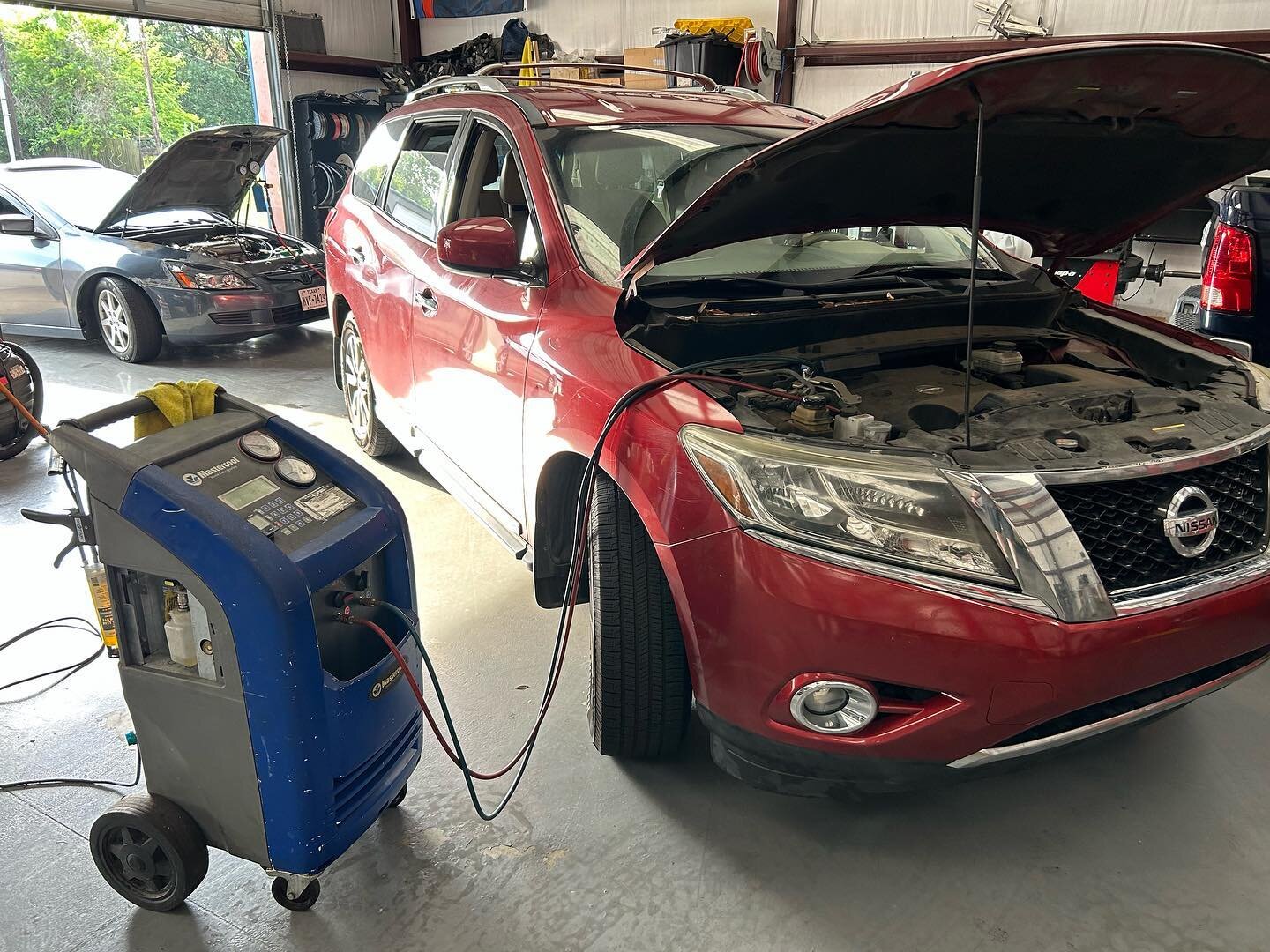 #nissan #pathfinder came in with a burnt up clutch but also a leaking compressor. Swapped out and back to ice cold air. Backed by our 2yr 20k warranty as well. #arhindrichsllc #houston #texas #cypresstexas #thatmiatashop #vq35 #acfix #nissanpathfinde