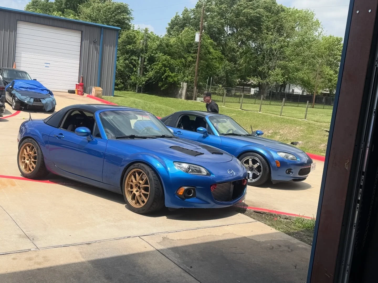 Customer brought in their Winning Blue Metallic #NCmiata with OEM hard top - had to take a picture next to mine!

#arhindrichsllc #houstonmiataclub #houstonmiatagroup @houstonmiataclub @singularmotorsports @949racing