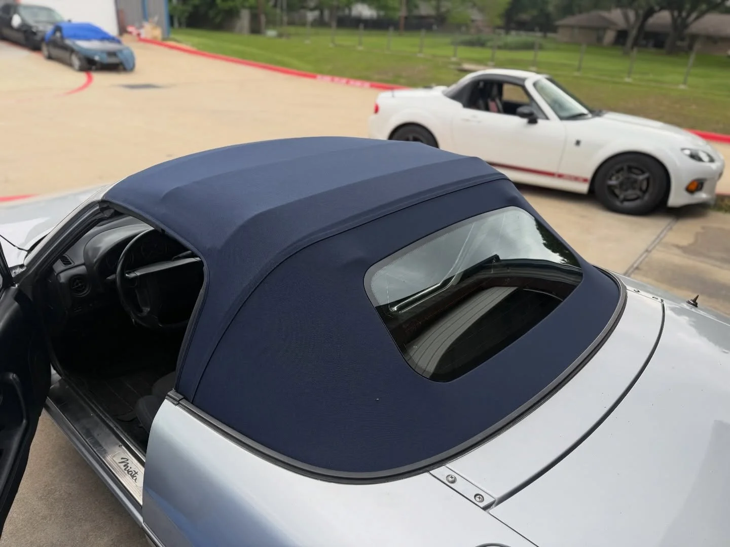 BLUE Robbins top installed on this #NAmiata. We are an authorized dealer AND preferred installer for Robbins tops. #arhindrichsllc #houstonmiataclub #houstonmiatagroup #thatmiatashop @houstonmiataclub