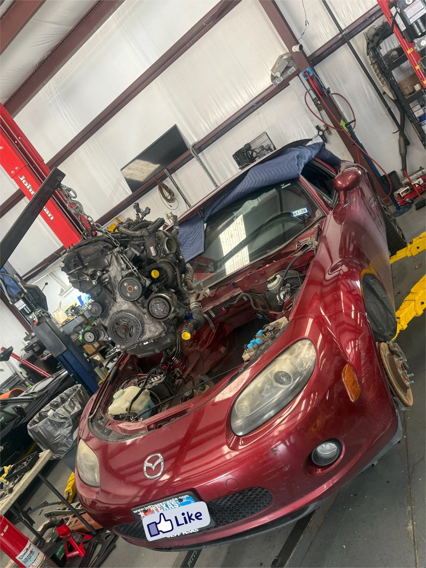 Engine out! Next engine ready to go in! #arhindrichsllc #houstonmiataclub #houstonmiatagroup #ncmiata @houstonmiataclub