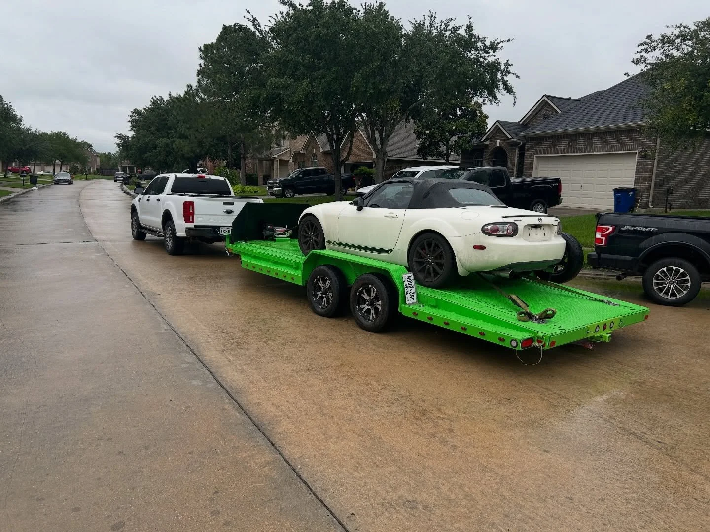 Out relocating an #NCmiata to our shop today in the rain. #arhindrichsllc #houstonmiataclub #houstonmiatagroup @houstonmiataclub 

Thanks @turn_key_motorsport for the trailer!