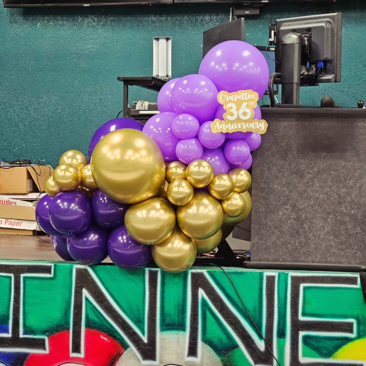 Celebrating 36 years of Grapettes Softball with BINGO at @winnersbingostockton

#balloons #balloondecor #balloongarland #tuftex #professionalballoons #stocktonca #bayareaballoons #purpleandgoldballoons