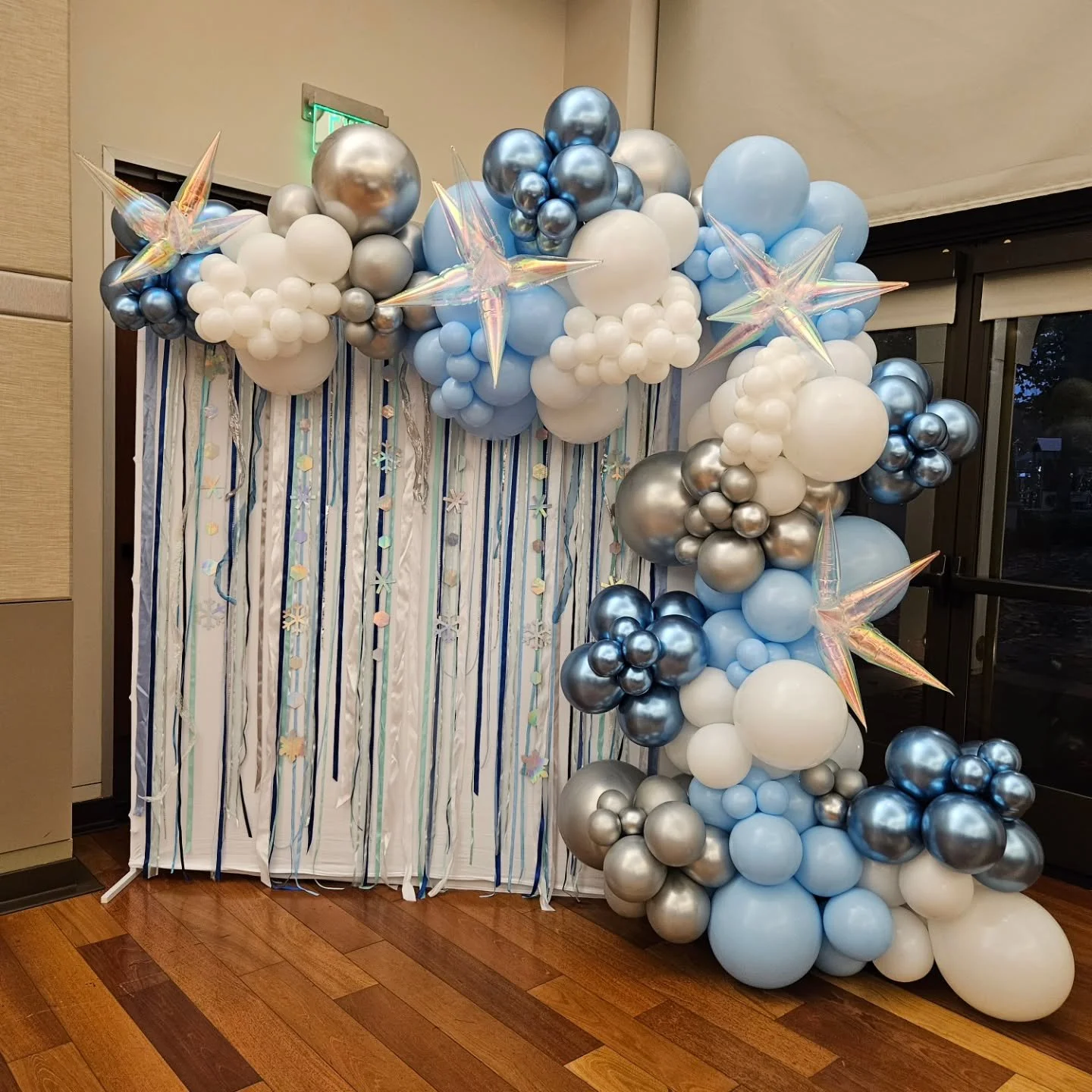 Winterfest balloons for @beexceptionalprograms
It gives frozen vibes ❄️❄️

Backdrop by client 💙 

#brentwoodca #balloongarlands #winterballoons