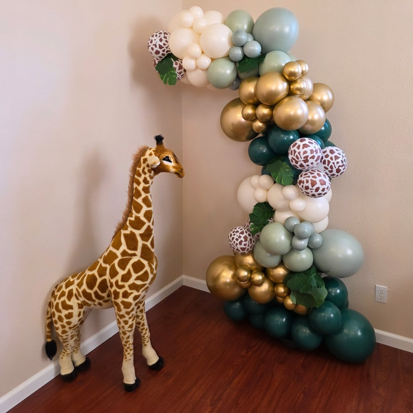 8ft free standing garlands 😍
We had 30 minutes to set up this party. Not a problem. It comes full built and party ready.

Check out our new giraffe. What should we name him? 🦒

Theme: Wild One / Safari
Location: @brentwoodcommons
Styled by: @morfin