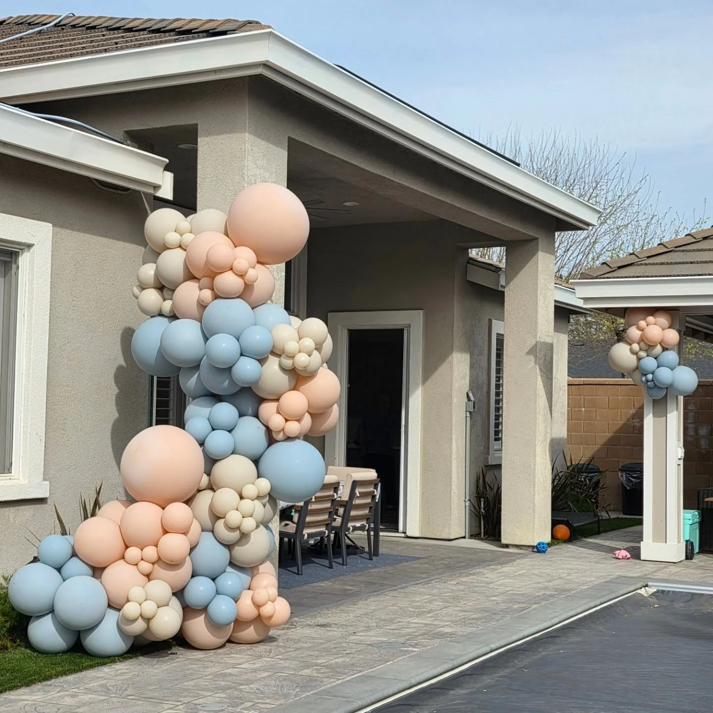 Gender reveal but make a statement piece. 
💙💓💙💓💙💓

Maybe less backdrops and more balloon walls and structures this summer?? 

Styled by @morfincreationsandevents
Colors: Muse, Cameo and Fog
Professional grade balloons @tuftexballoons 

#tuftex 