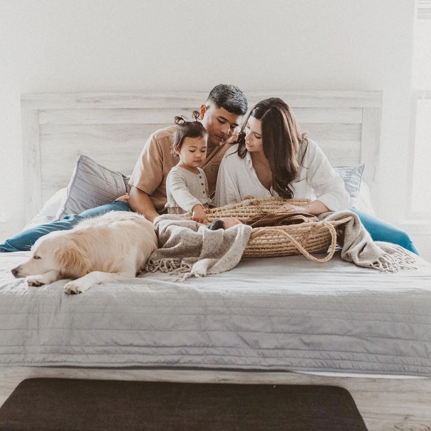This mama was SO worried her house wouldn&rsquo;t look good in the in-home newborn because they had JUST (like days before) moved in. I was like girlllll, we are going to make this cute DO NOT WORRY! 

The first thing I do in any in-home shoot is loo