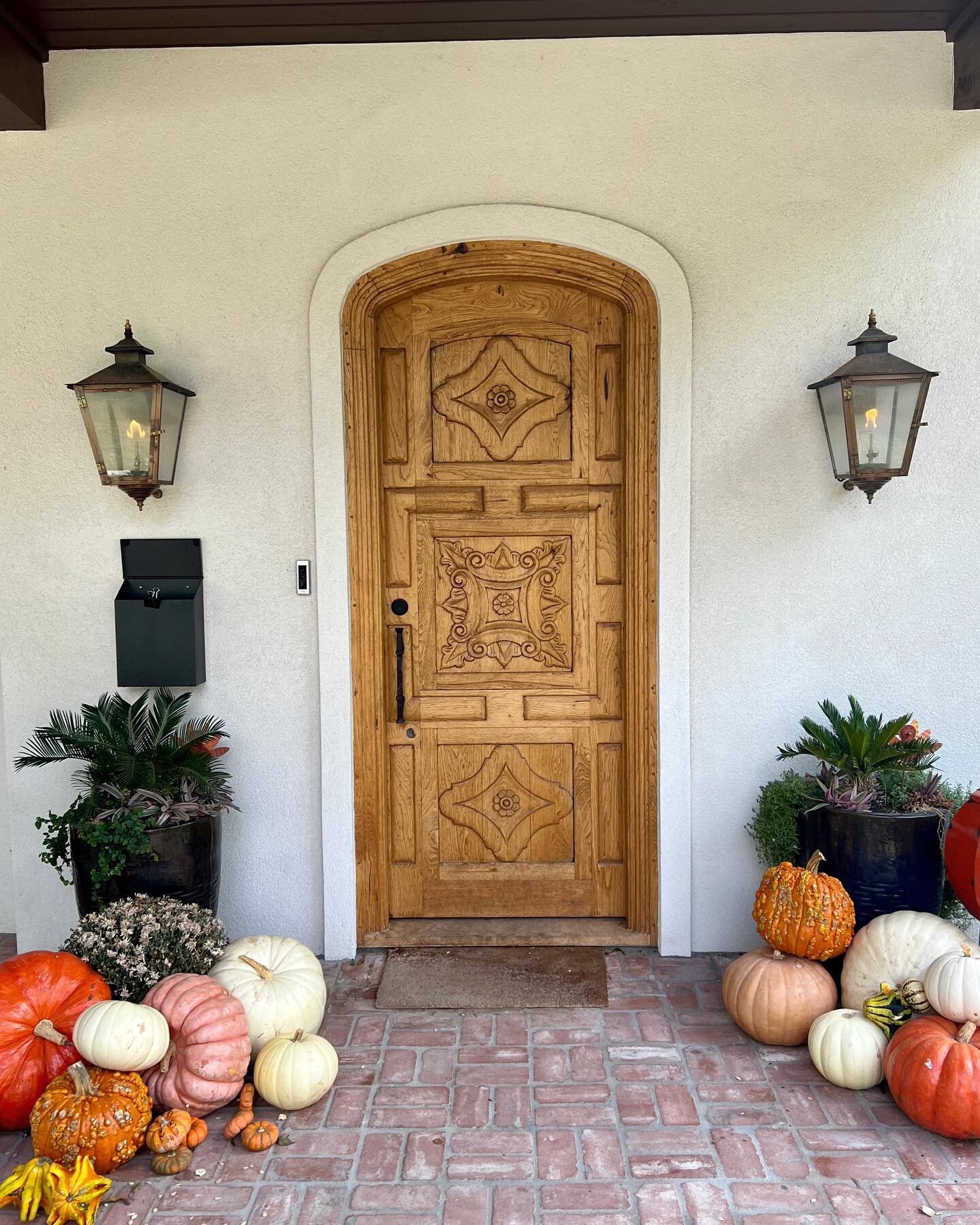 We love receiving pictures from our clients, this custom door of ours makes a warm welcome to their beautiful home. #doors #door #customdoors #beautifulhomes #welcomehome #handcarved #luxuryhomes