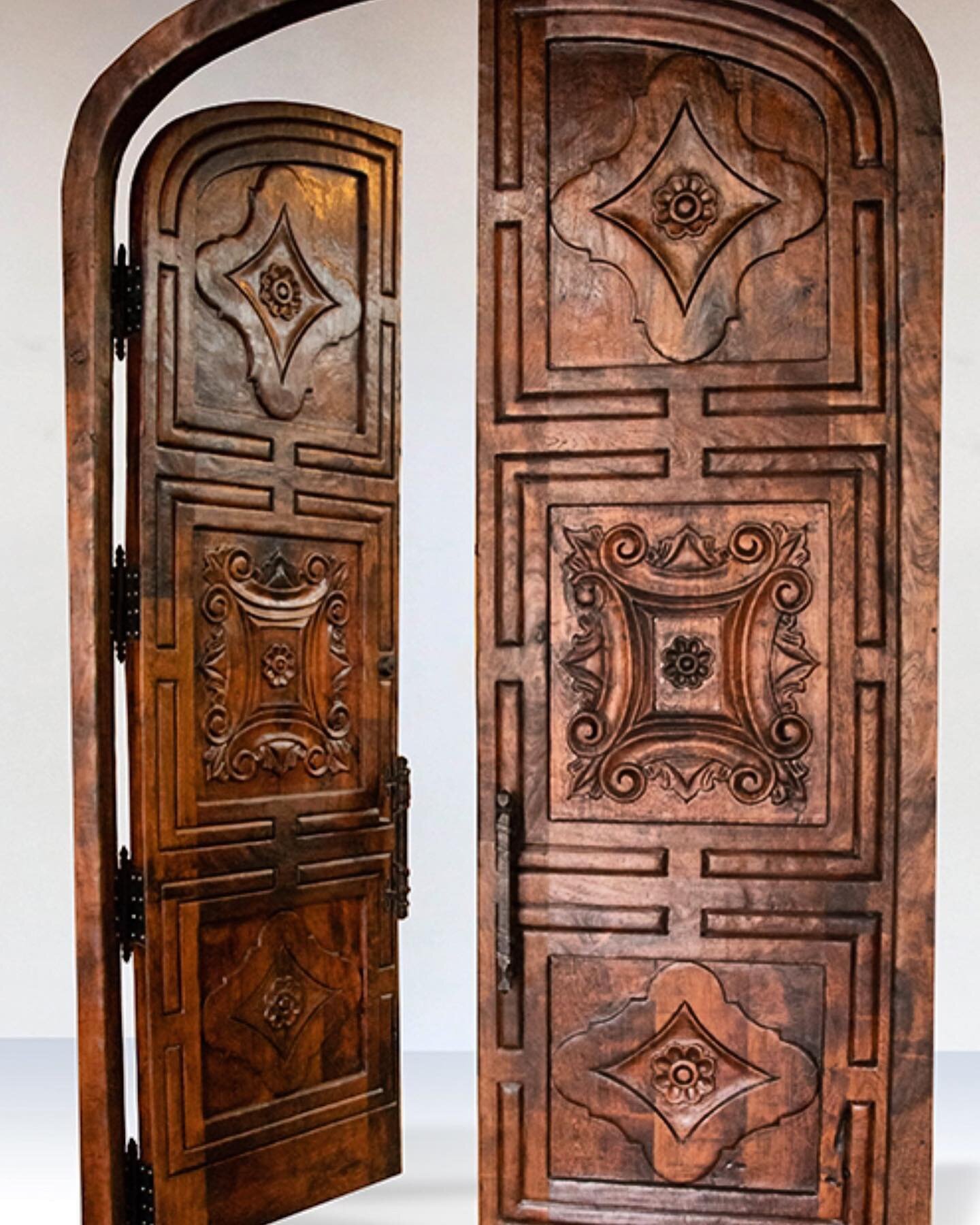 Custom Hand Crafted Doors
#wooddoors #doors #doorsofinstagram #handcarved #customdoors #architecture #home #luxuryhomes