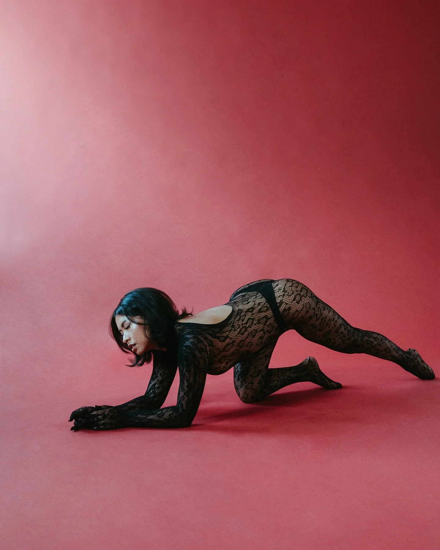 the pleasure&rsquo;s mine ❤️&zwj;🔥

Please tell me I&rsquo;m not the only one that has GOLD they&rsquo;re sitting on with creative sessions to edit. 🥲

Concept: @photoxnikole 
Hair+Makeup: @makeup.with.annak 
Location: @thecolab_studio 
Model: @u_n