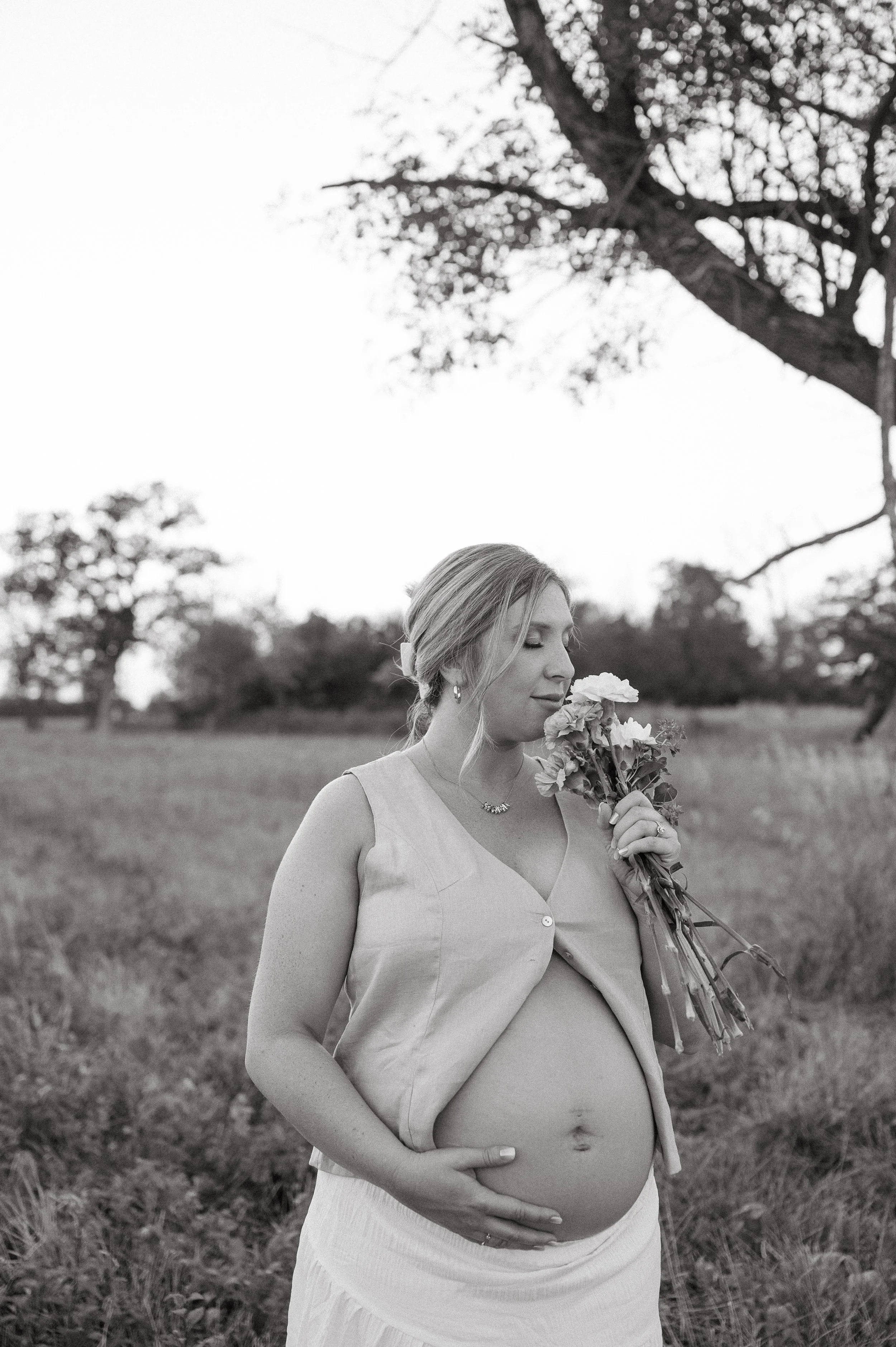 outdoor maternity photoshoot in a field
