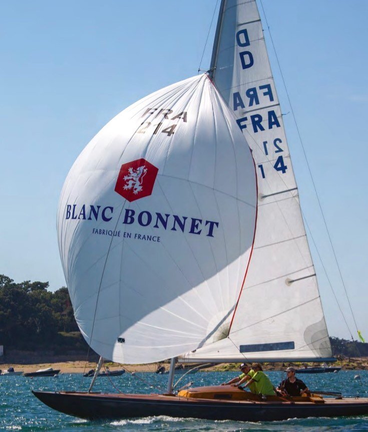 Sp&eacute;cialiste du ruban de bonnet, la marque @blanc_bonnet propose &agrave; travers ses 150 ans de savoir faire familiale des bonnets, &agrave; l&rsquo;image de leur racine, pour toute la famille.
