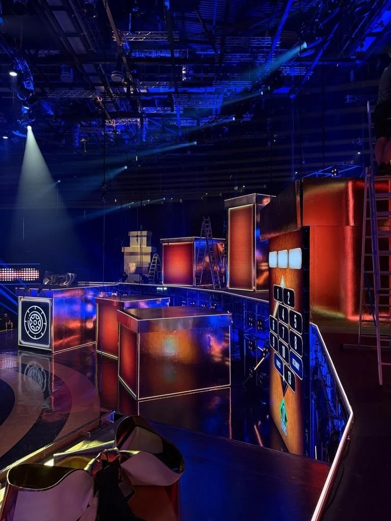 NEW What&rsquo;s in the Box - now streaming on @netflixuk 

LD: Tim Routledge @tim_routledge_lighting_design 
Designer: Josh Grace 

Thanks to the Rollercoaster team and everyone else involved!!