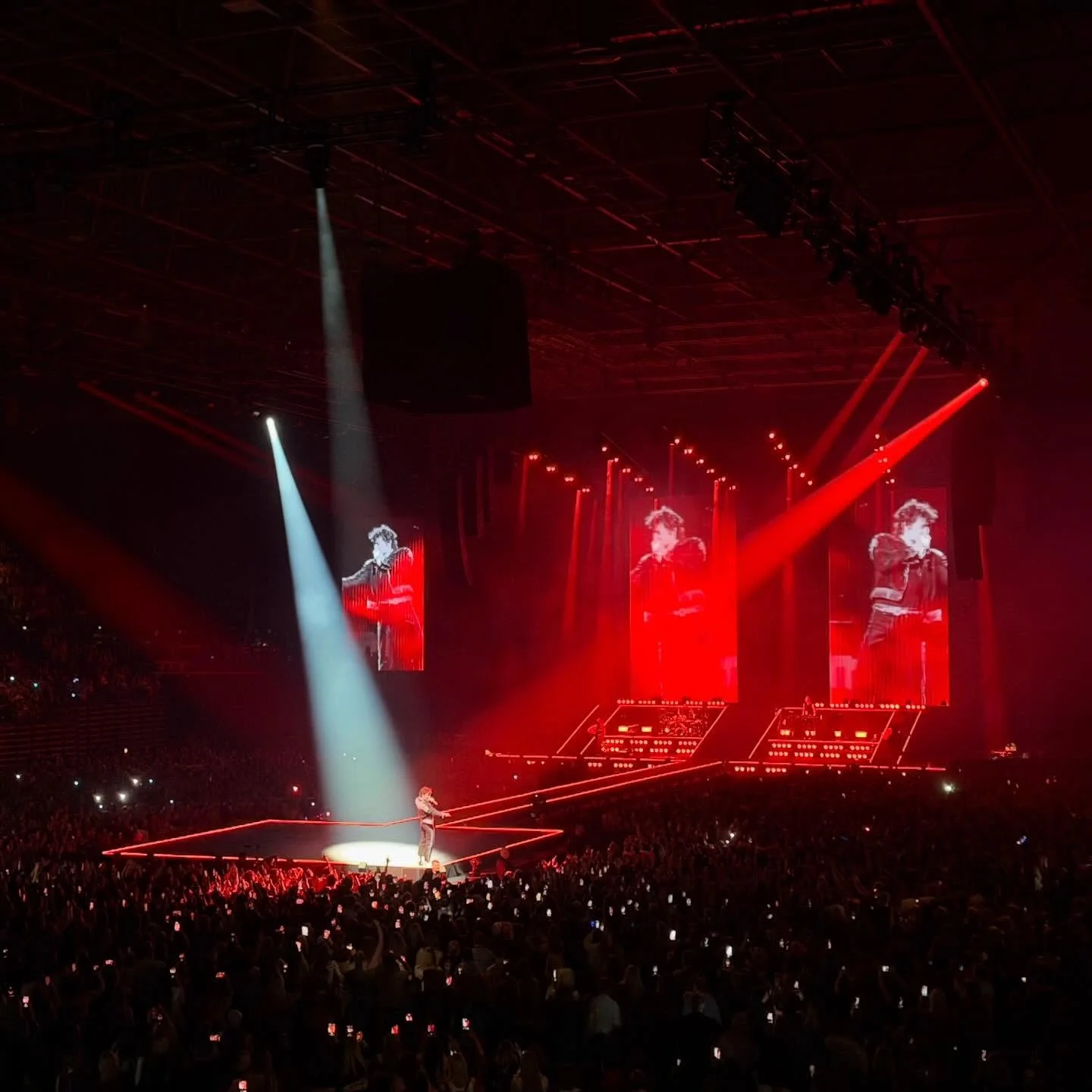 Benson Boone 2026 tour

Lighting Director: Luke Elrod 
Production/Set Design: Cassius Creative @cassiuscreative 
Production Manager: Paul English
Lighting: NegEarth @negearthlights 
LED: @led_creative_ltd @ledinstallations