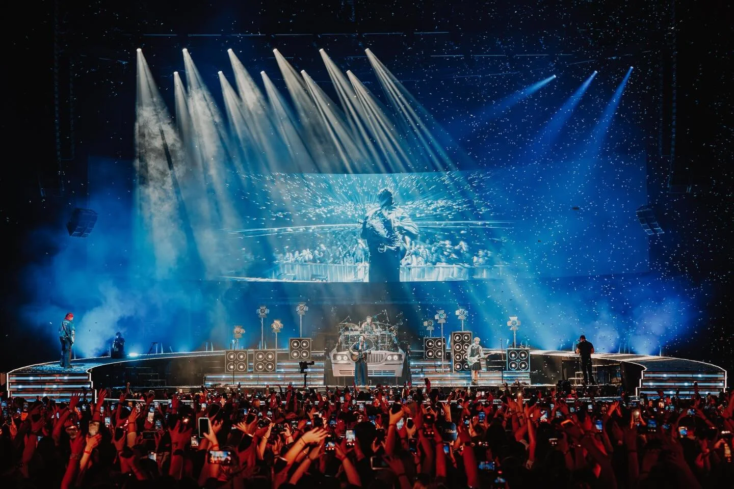 5 Seconds of Summer 2026 tour 🌟🌟 

Lighting Director - @williamkinnaird 
Production, set and lighting design - @cassiuscreative 
Video Content - @designbyshop 
Camera Director - @devster24 
Production Manager - @sun_moon_stars49 
Production Coordin