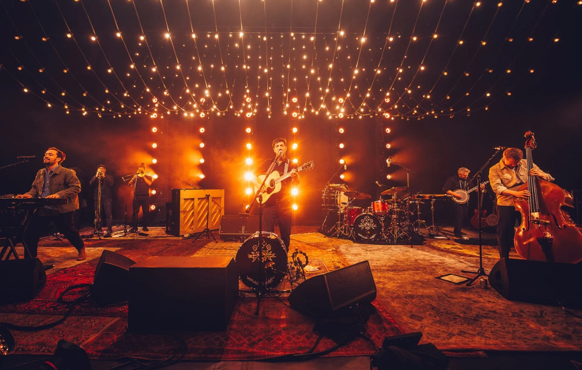 mumford-perform@2000x1270.jpg
