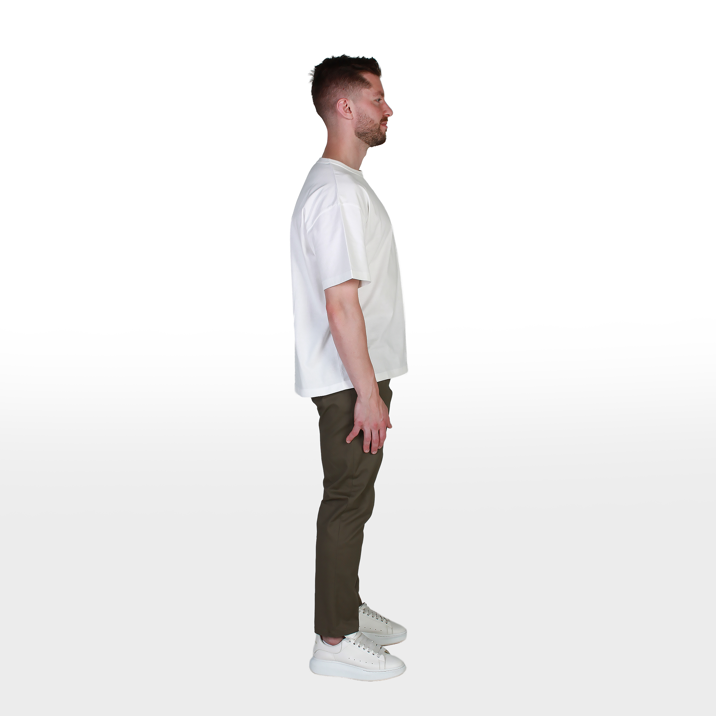 FUIMU_2026_CHINOS_KHAKI_MODEL_SIDE.png