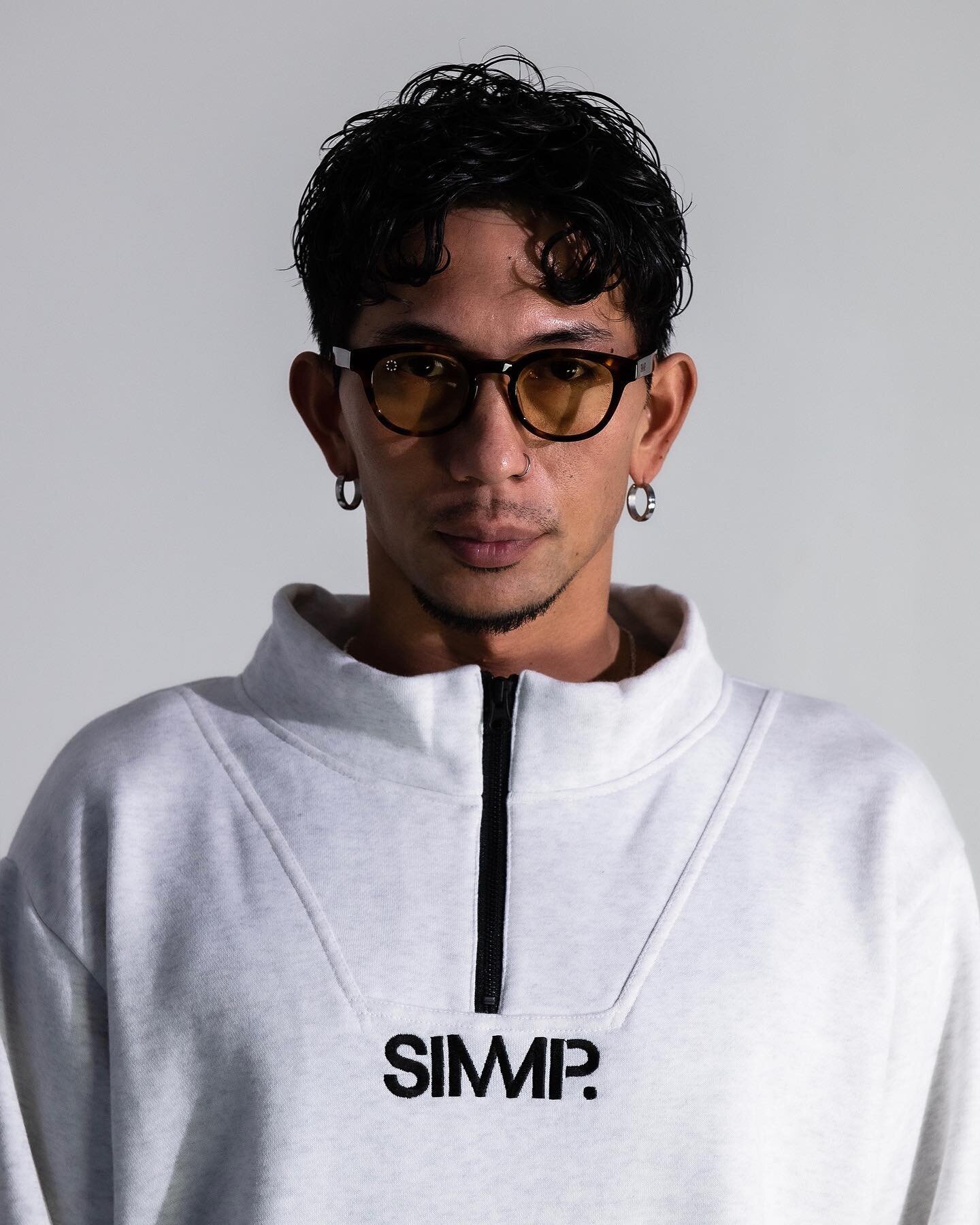 .
SIMMP. Half-Zip Sweatshirt
SIMMP. Sunglasses (TS x Yellow)

Model @taka_concord 
Photographer @chuz_photos