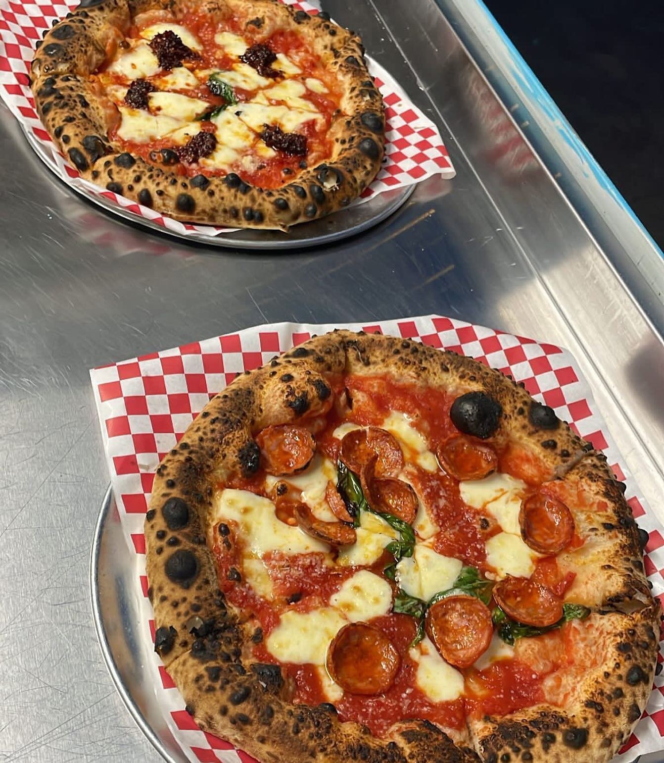 Pepperoni or Nduja&hellip; what&rsquo;s your favourite?! 🔥🍕
.
.
.
.
.
.
#itsnotbigdough #prettydecentbeerco #blackhorsebeermile #pizza #pizzalover #Neapolitanstylepizza #woodfiredpizza #pizzaoven #outdoorpizzaoven #gourmetpizza #perfectpizza #pizza