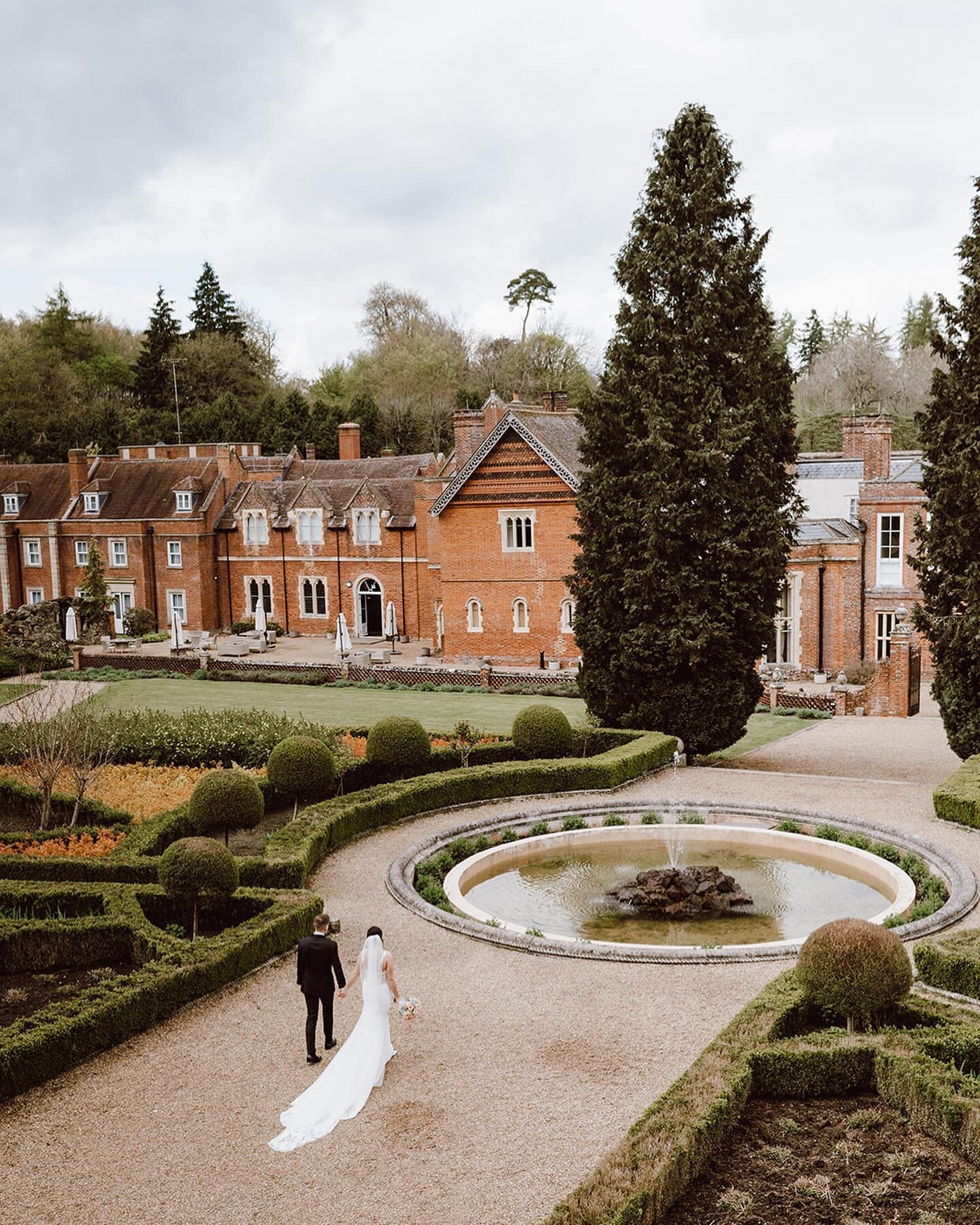 The bank holiday weekend kicked off with George &amp; Steph&rsquo;s big day at the wonderful Wotton House in Surrey. 

Here&rsquo;s just a few of my faves&hellip;

@wotton_house_hotel 
@chantellesmithmua 
@flowersbyelaine 
@etherevents 
@meros_produc