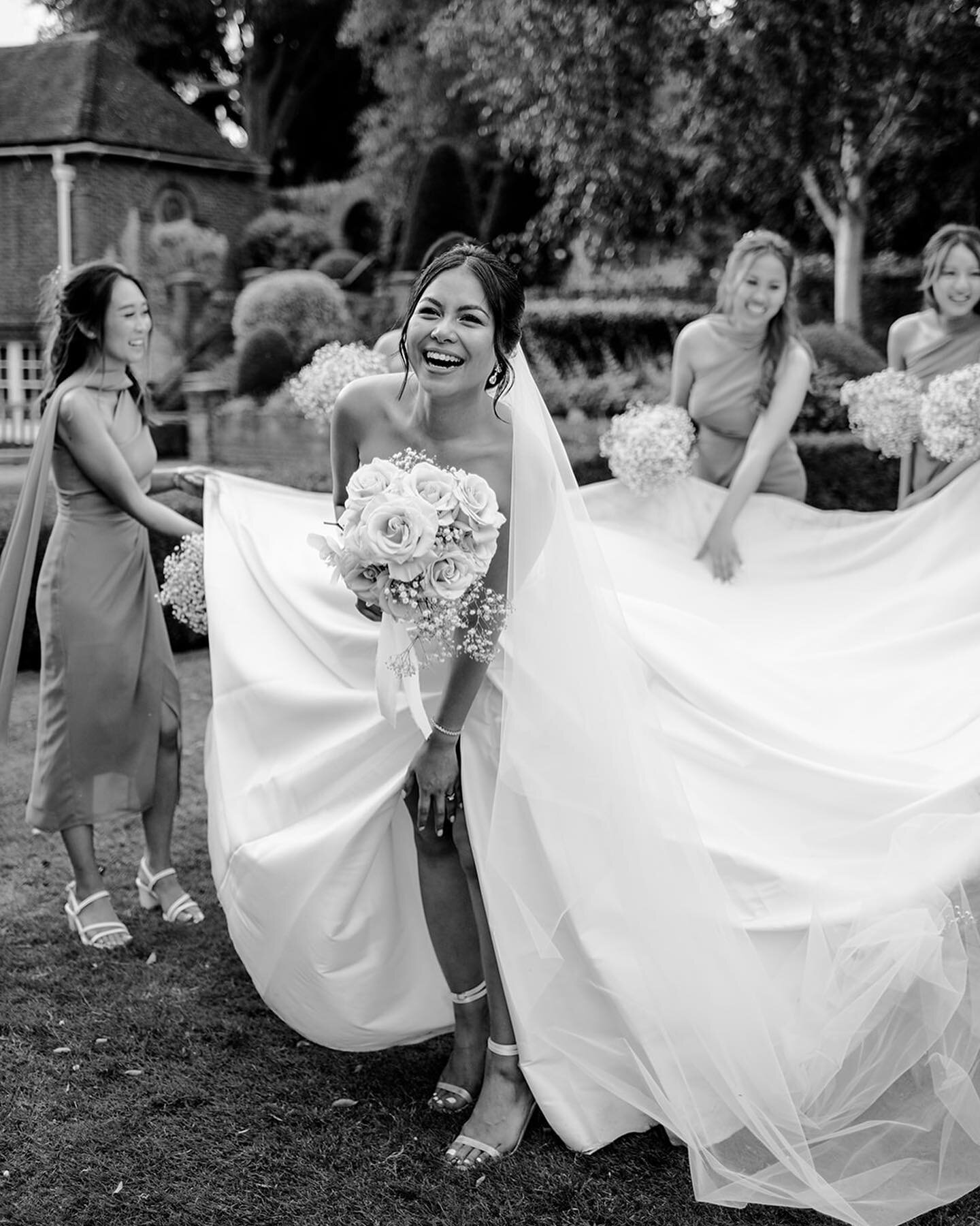 Throwback to post dinner fun with Rattana and her girls 🤍

Top tip - If you don&rsquo;t want to miss out on your drinks reception, schedule an extra 10 minutes in the evening for more bridal party photos. Don&rsquo;t worry, we will get some nice sho