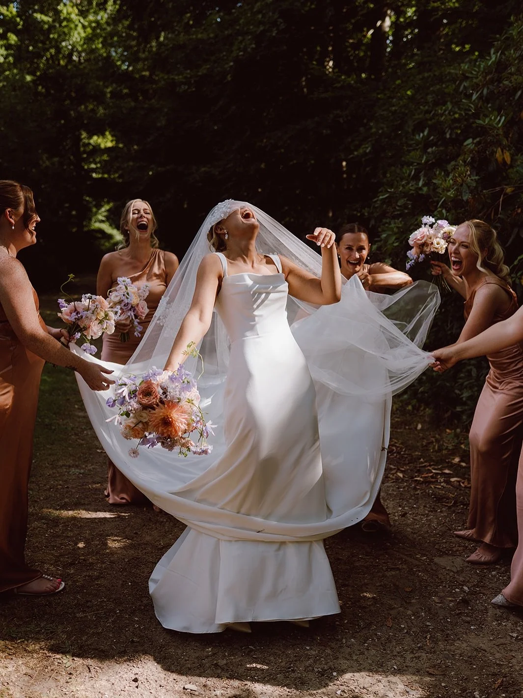 Moments with Claire & Karl last month in the beautiful Kent countryside @kingdom_pen 🌸🌼
Another celebration during another UK heatwave. This one full of belly laughs, tears and bursts of colour with those stunning florals by @thistle_and_strin