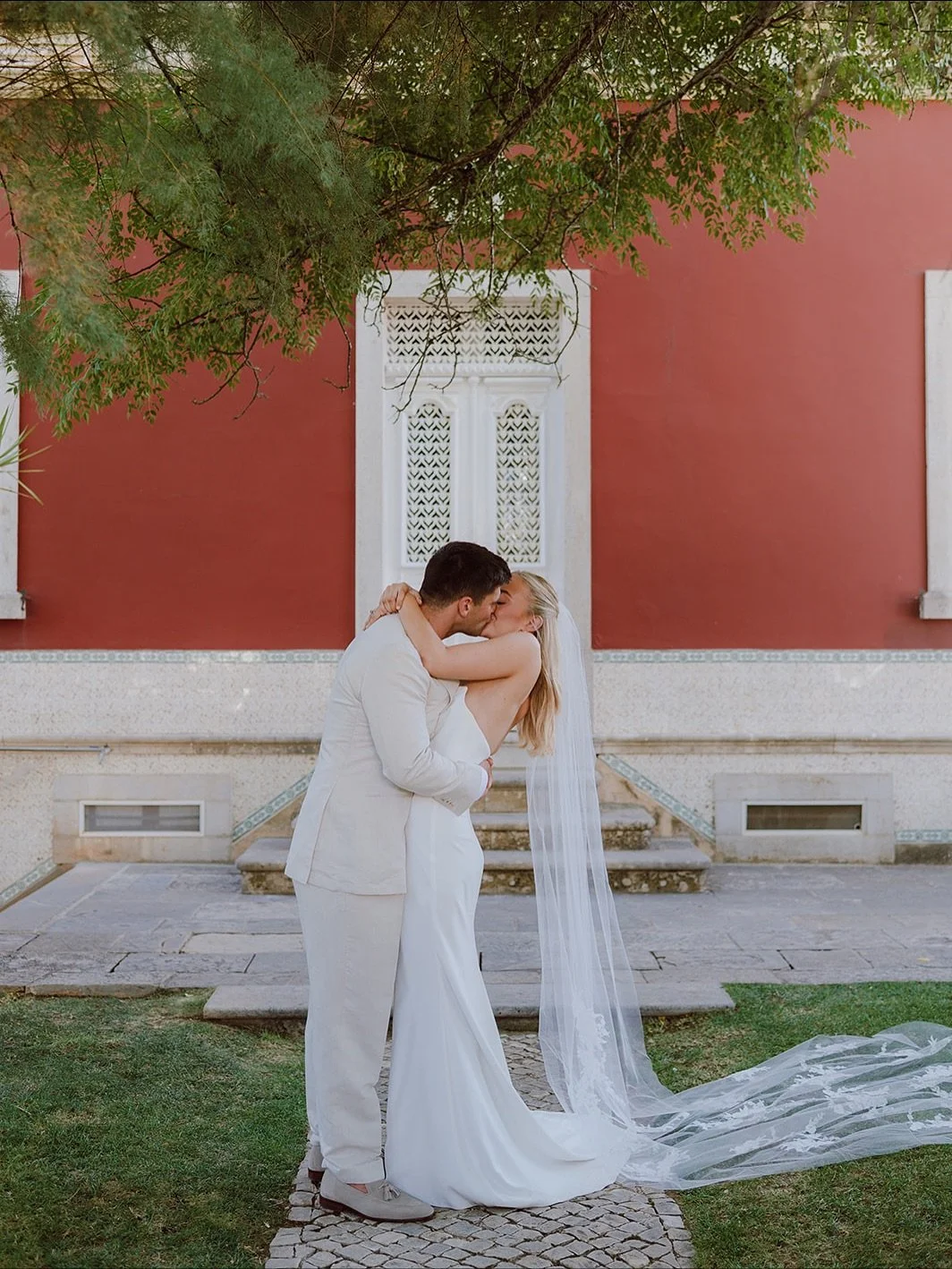 Later this month I’ll be capturing my final destination wedding of the year and feeling reflective about the beautiful places I’ve been lucky to photograph. Like this incredible wedding in Portugal for Jess & James using a mix of digi